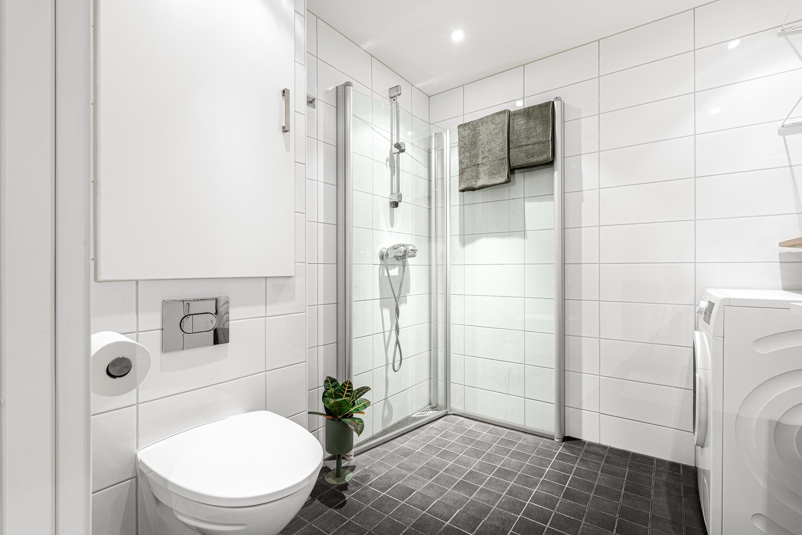 Badet er godt utstyrt med opplegg til vaskemaskin. Galleribilde