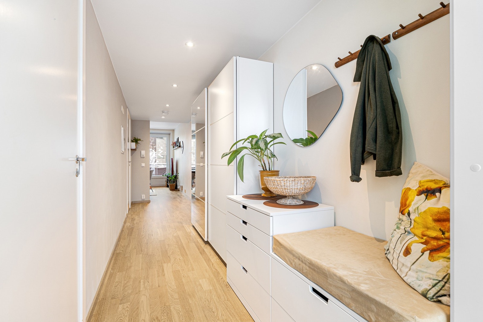 Romslig gang med flere lagringsmuligheter langs veggen. Galleribilde