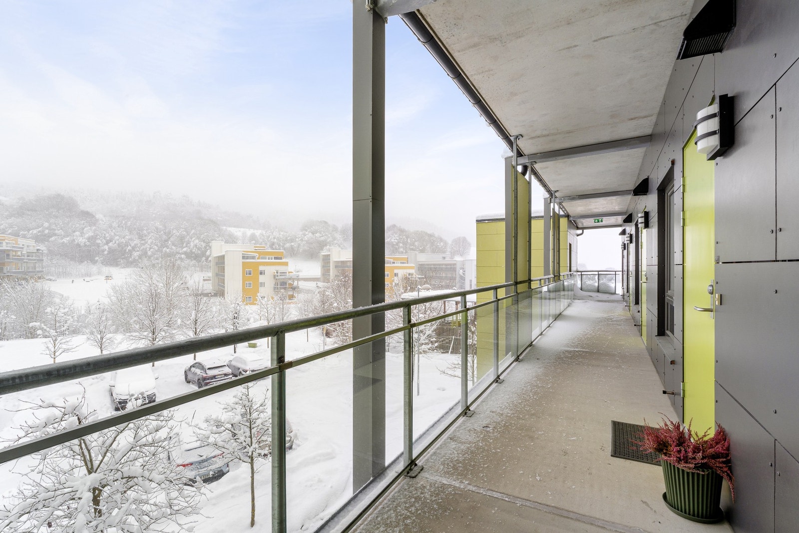 Blokkene er plassert slik at området oppleves som luftig og ikke tettbygd. Dette er et stort pluss for de som ønsker utsikt og fine grøntareal som omkranser boligen. Galleribilde