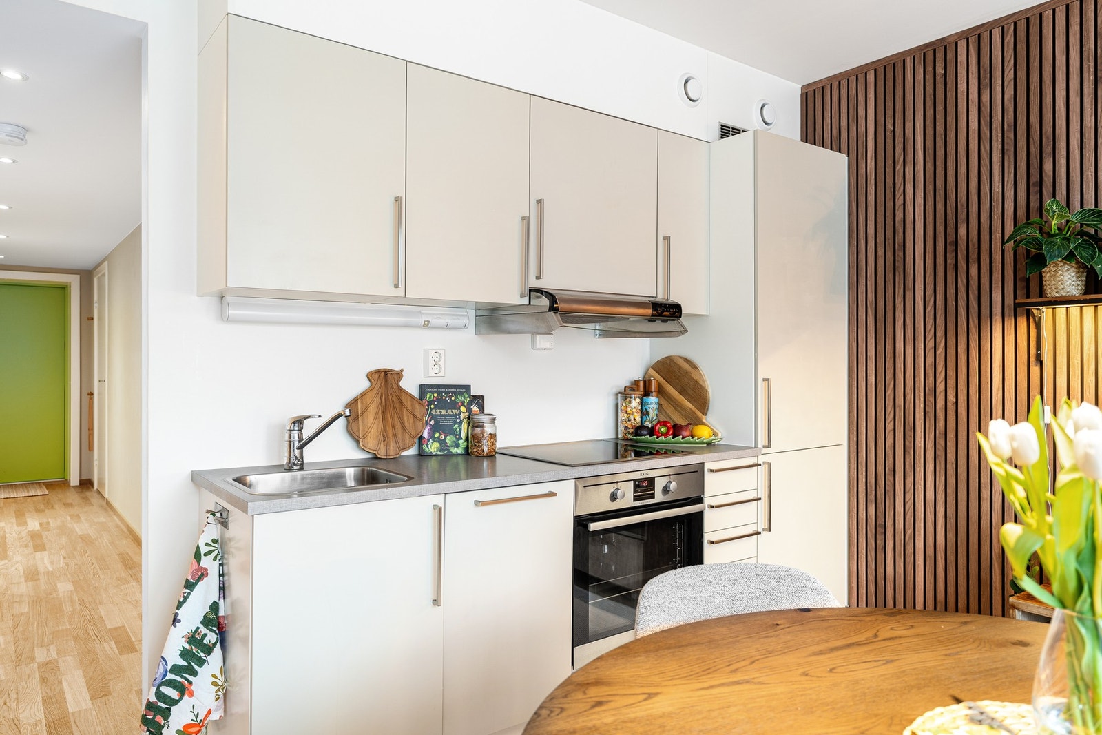 Stilrent HTH-kjøkken med integrerte hvitevarer. Galleribilde