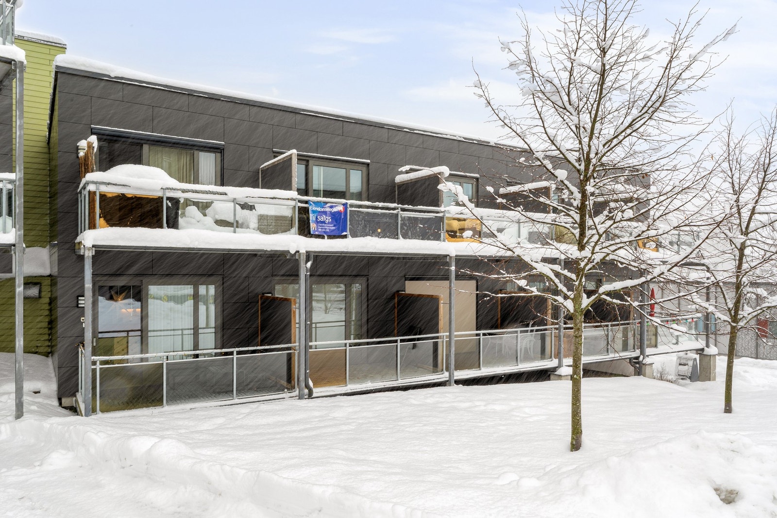 Fasade. Byggeår er 2014. Parkering på felles oppstillingsplass rett utenfor. Galleribilde