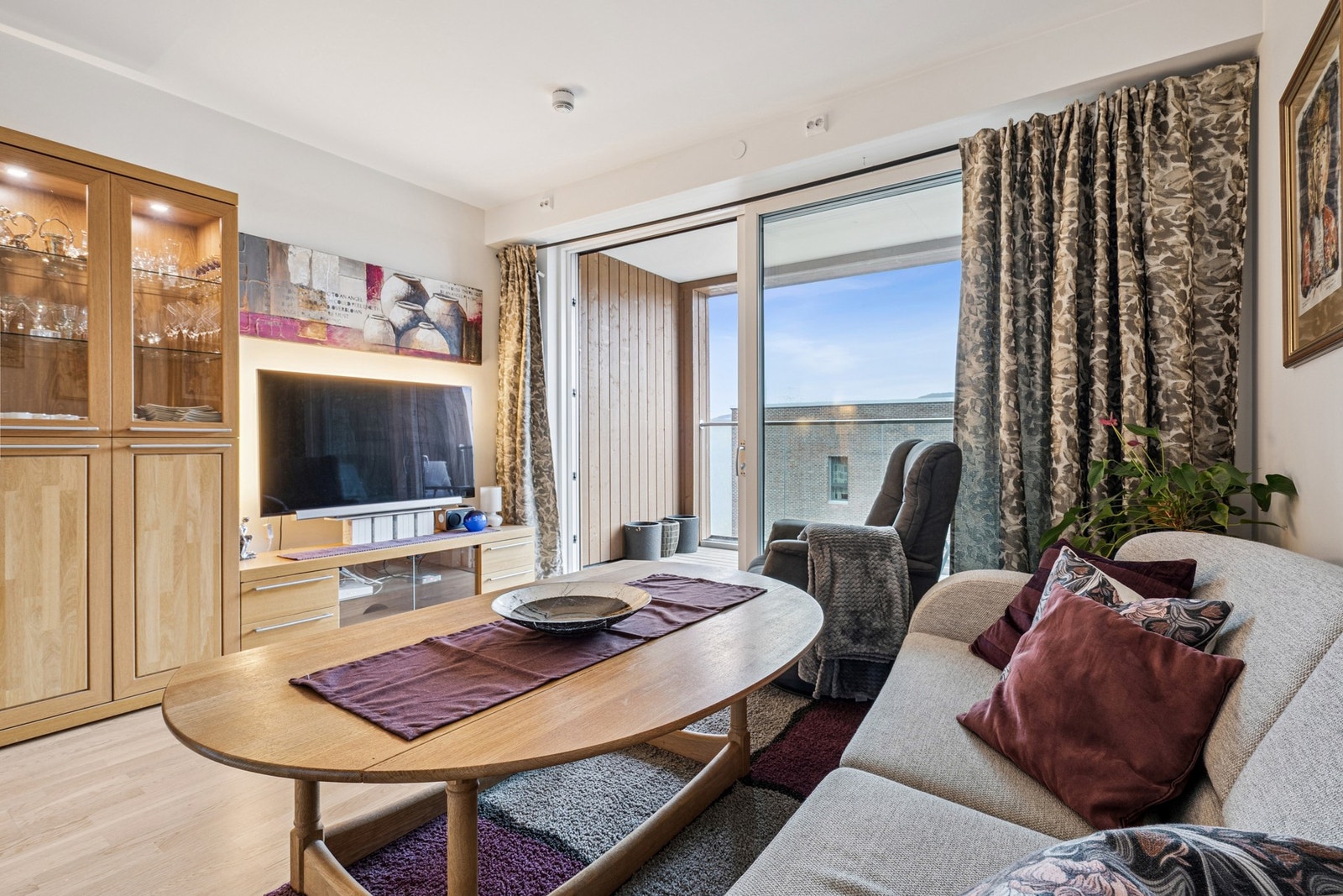 Leiligheten har store vindusflater fra gulv til tak som gir rikelig med naturlig lysinnslipp Galleribilde