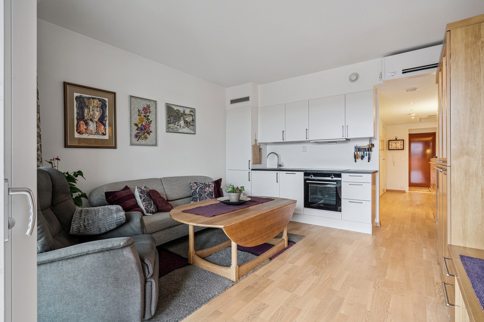 Åpen stue/kjøkkenløsning på 15,7 kvm Galleribilde