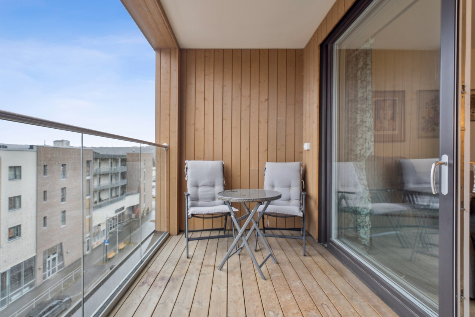 Fra stuen er det direkte utgang til leilighetens herlige balkong Galleribilde