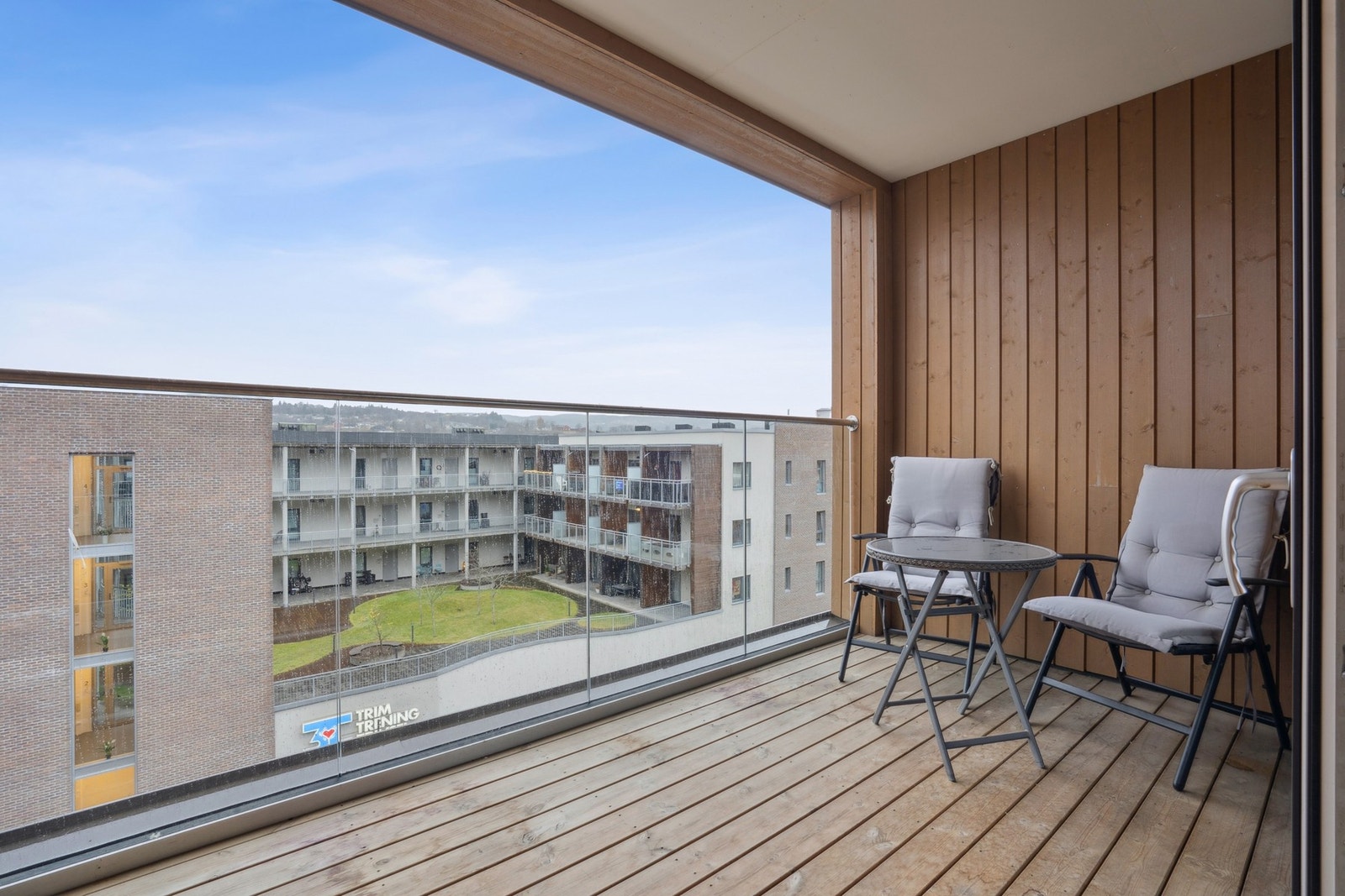 Balkongen ligger vendt mot vest og har gode solforhold Galleribilde