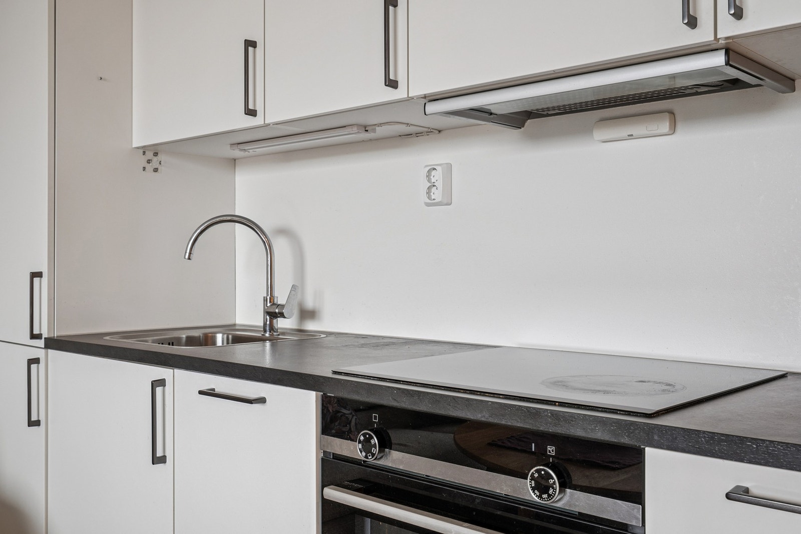 Integrerte hvitevarer som stekeovn, platetopp, frys/kjøleskap Galleribilde