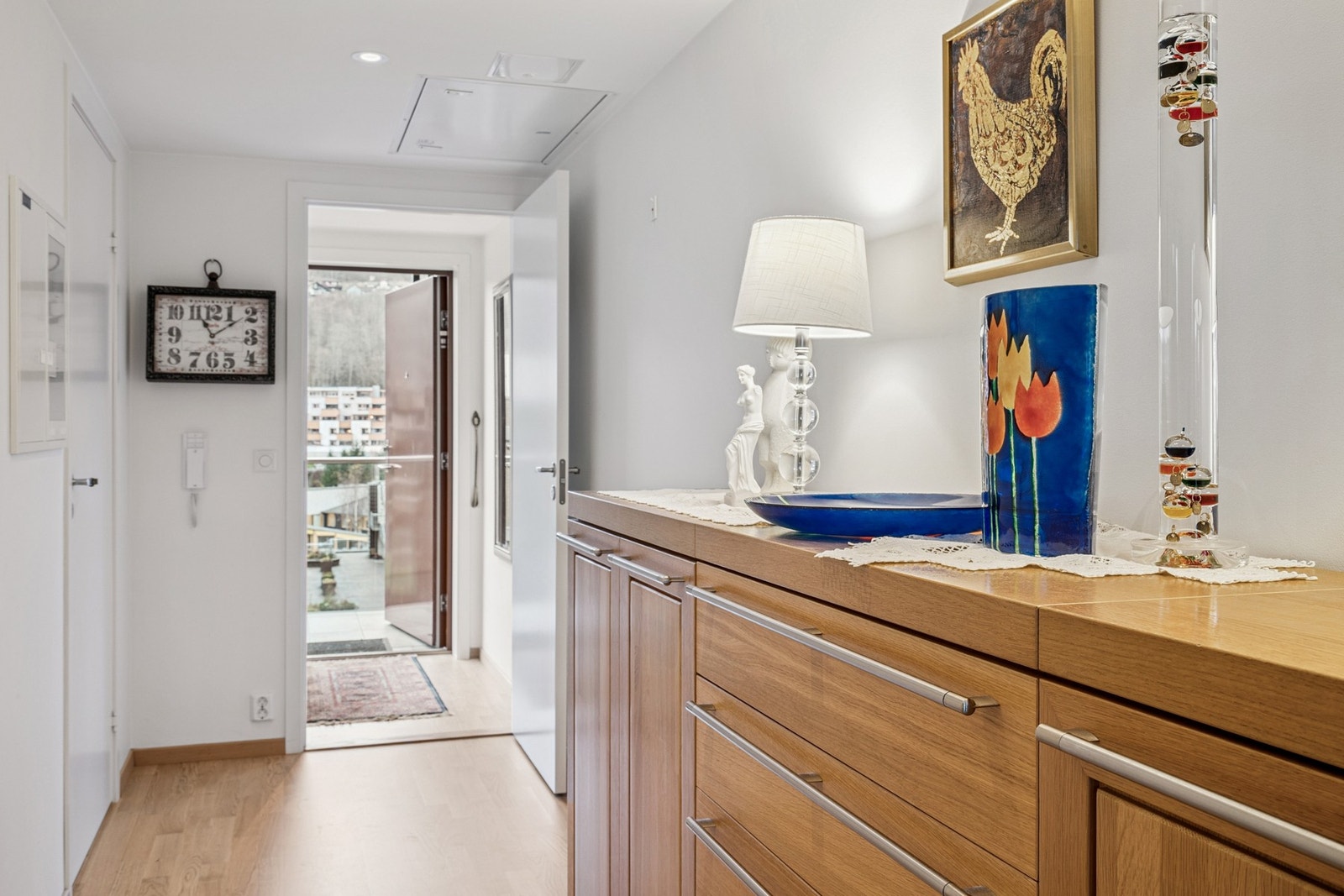 Romslig mellomgang med plass til kommode eller garderobeskap Galleribilde