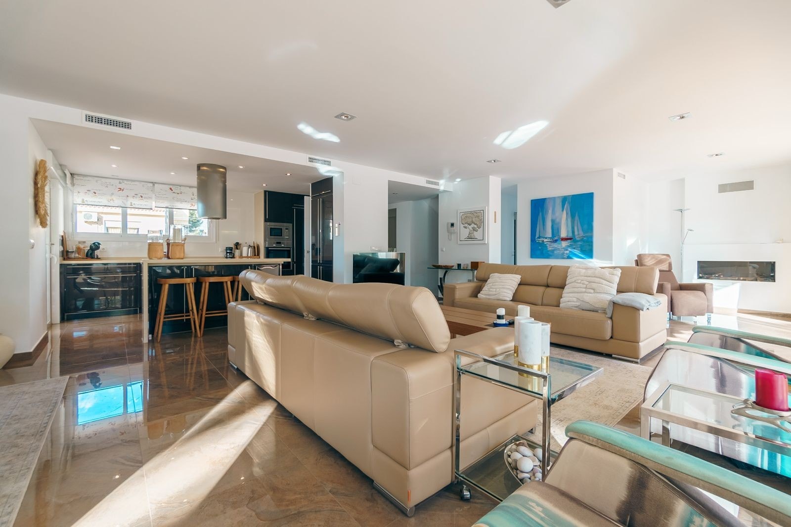 Meget stor stue som er sydvendt Galleribilde