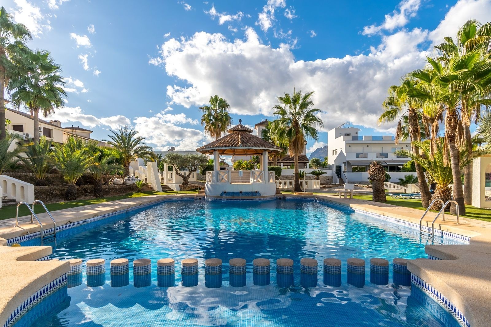 Dette store fellesbassenget deles kun av 16 eneboliger Galleribilde