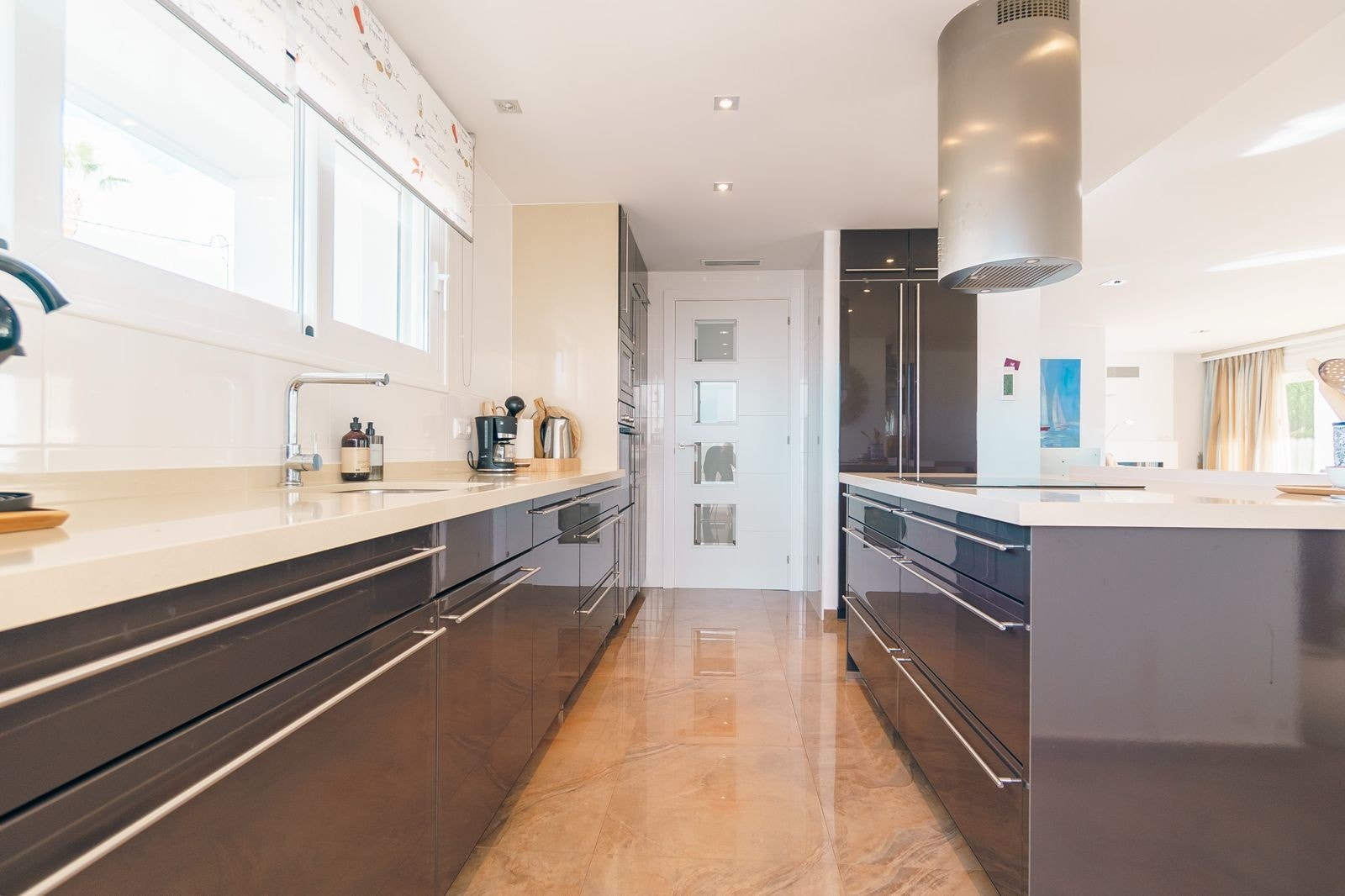 Fra kjøkkenet er det utgang til en vestvendt terrasse Galleribilde