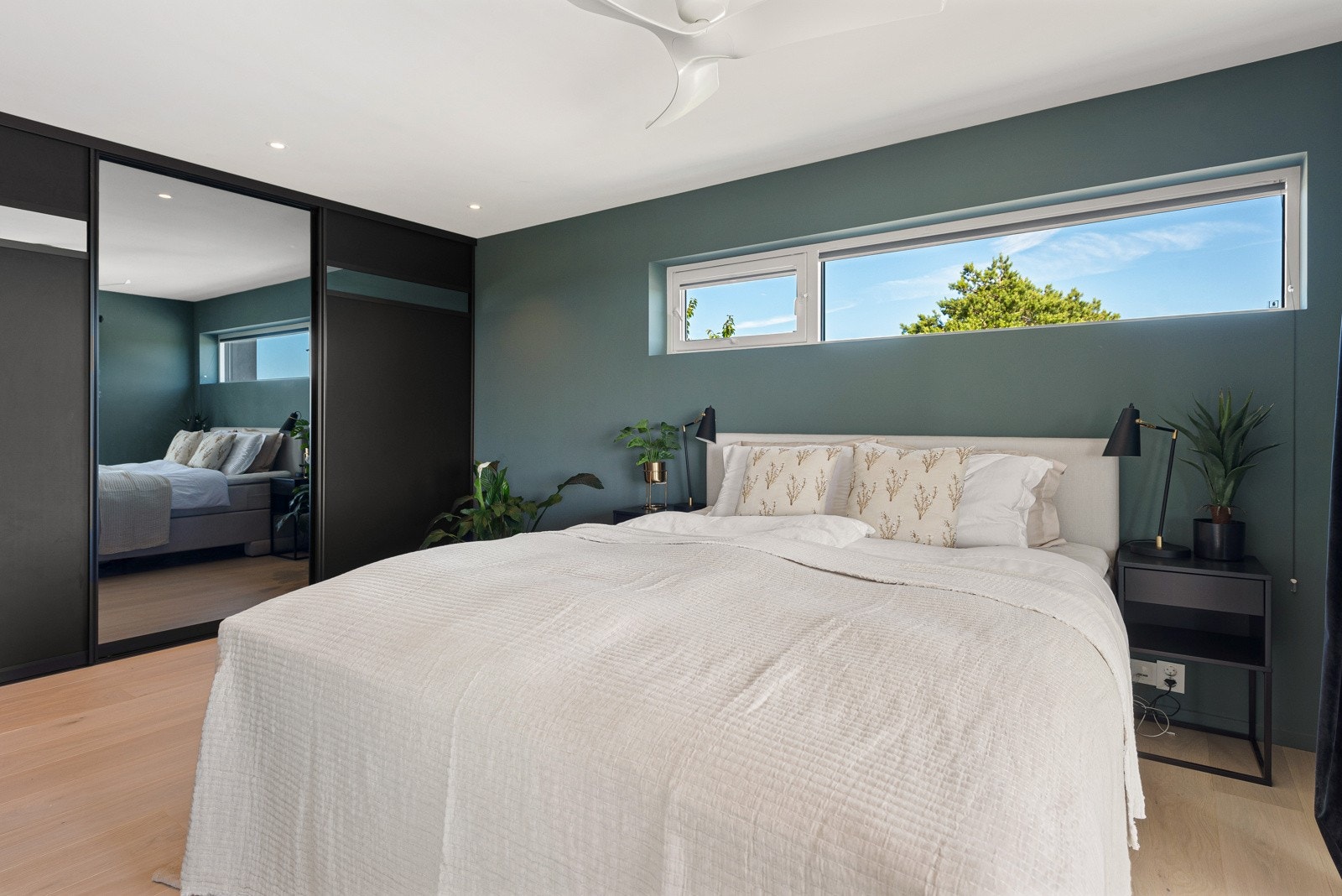 Det er skyvedørsgarderobe/walk in på master Galleribilde