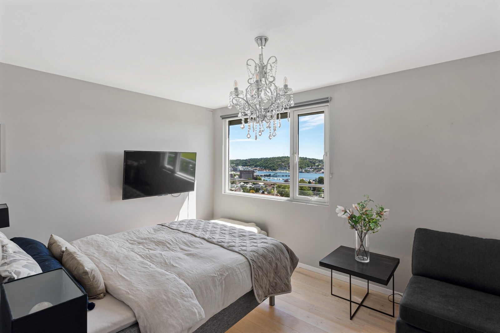 Lyst og pent soverom, kan nevne også med utsikt til fjorden Galleribilde