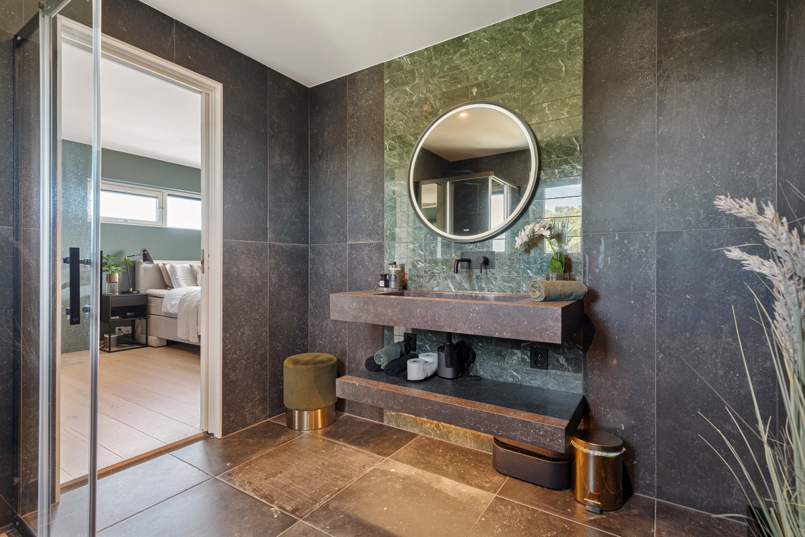 Badet har vannbåren gulvvarme, innredet servant i stein og dusj med glassskyvedører Galleribilde