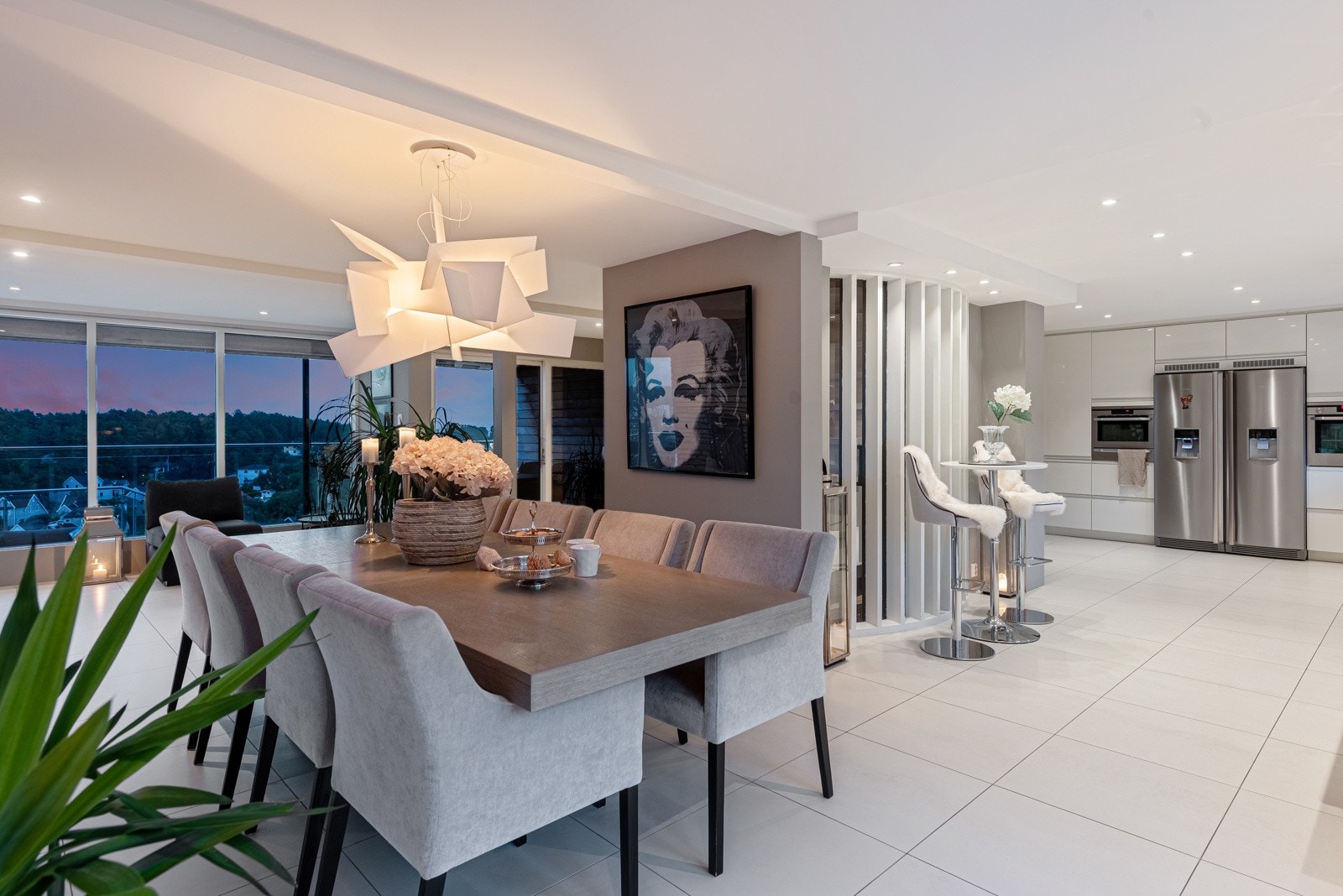 Åpen løsning inn til kjøkken Galleribilde