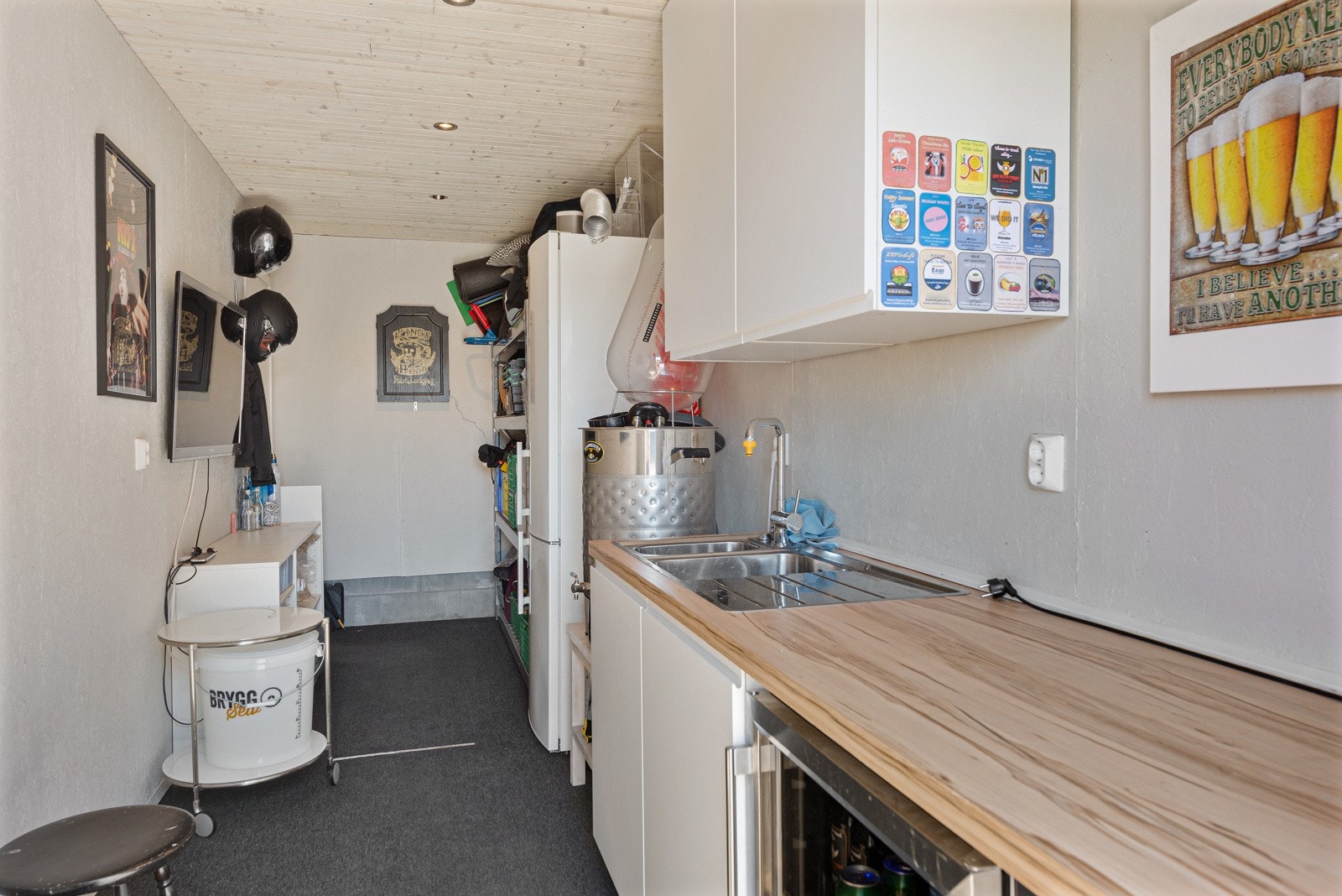 Eget hobbyrom med kjøkkenbenk, kum, kaldt og varmtvann Galleribilde