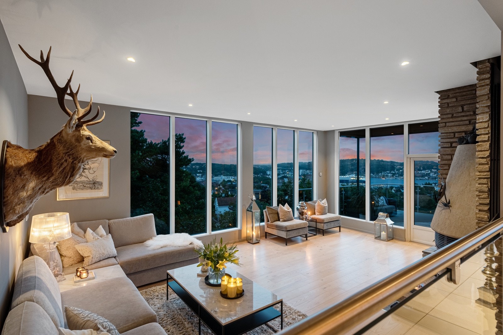 Her kan man samle sammen til stort selskap med storslått kveldsstemning Galleribilde