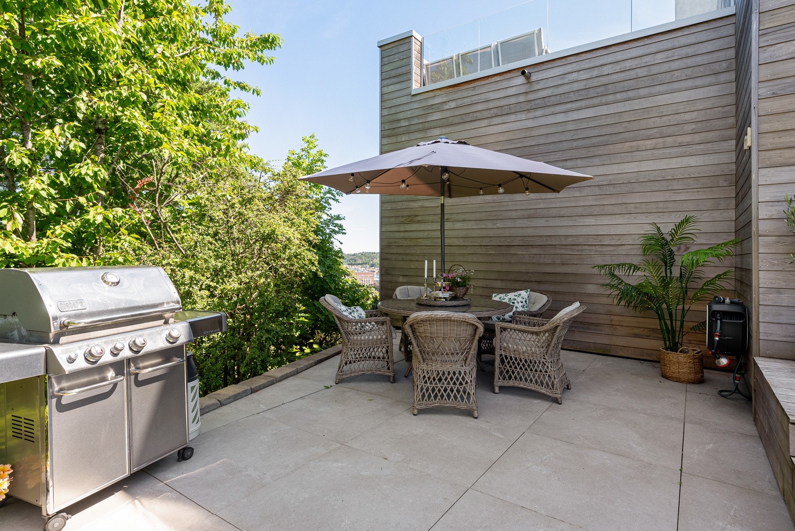 Her kan man grille, svalt med kveldssol i et tilbaketrukket parti Galleribilde