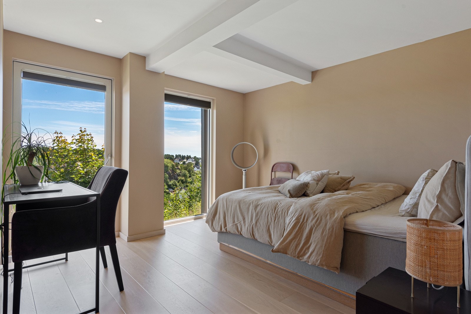 Lekkert soverom med utgangsdør Galleribilde