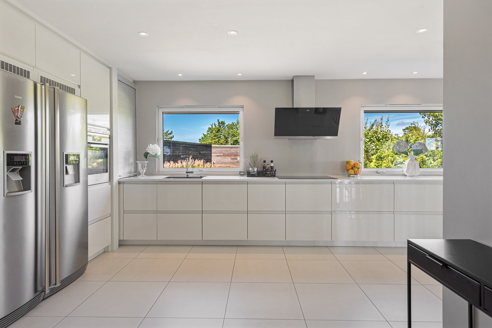 Integrerte hvitevarer som oppvaskmaskin, induksjonstopp, kombinert micro og varmeskuff, samt stekeovn Galleribilde