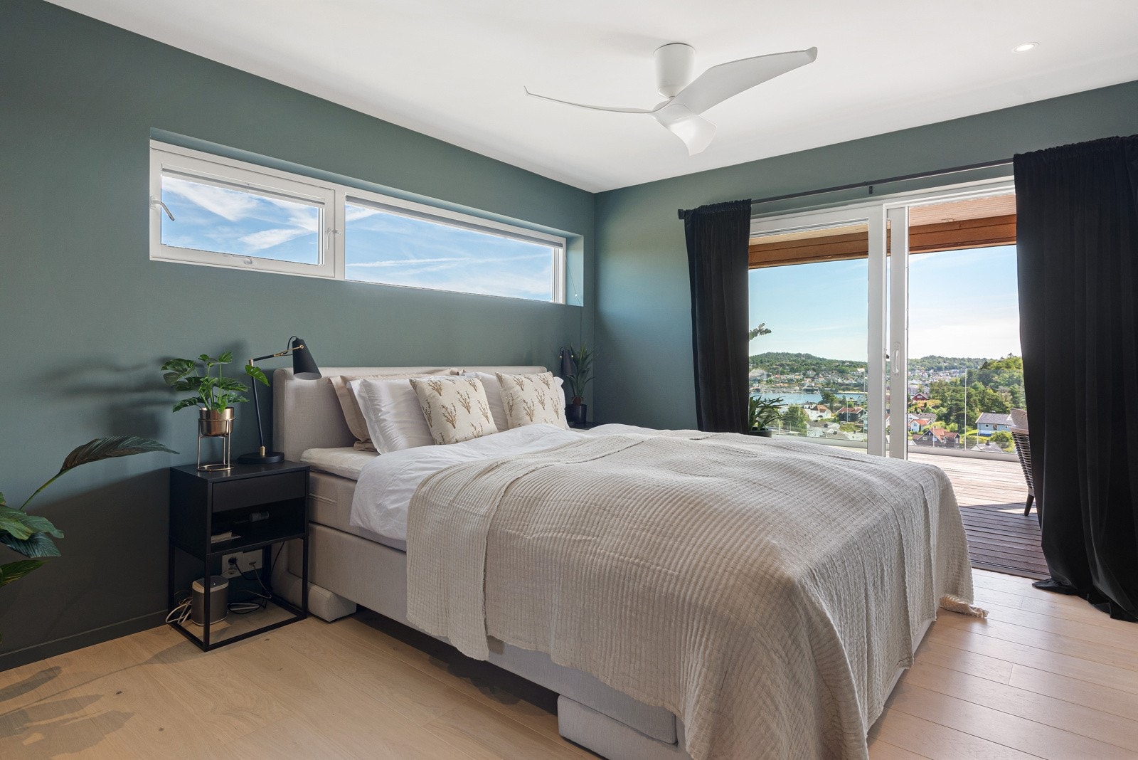 Elegant master med store vinduer utgang til terrasse Galleribilde