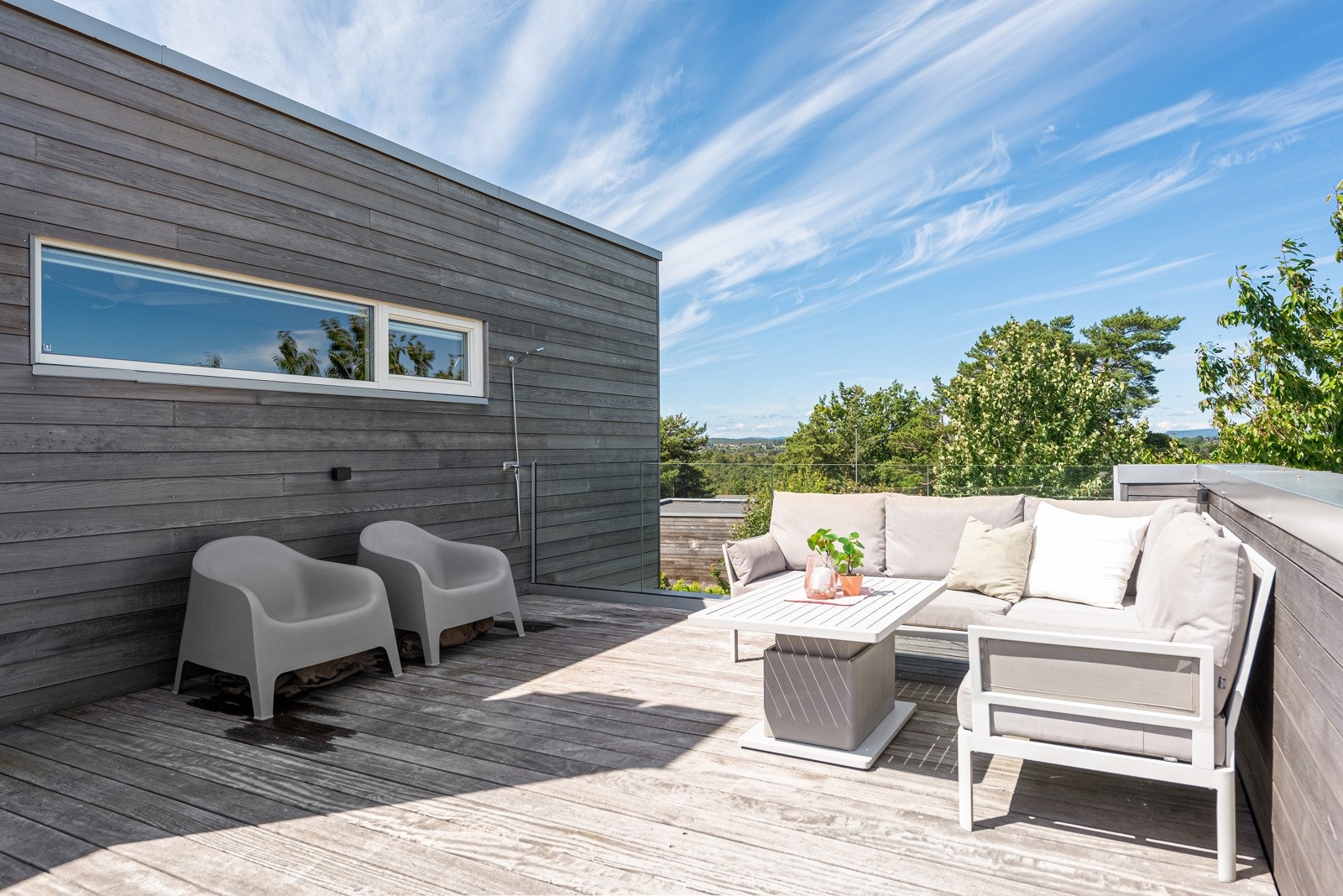 Det er utedusj i hjørnet på toppterrassen! Galleribilde