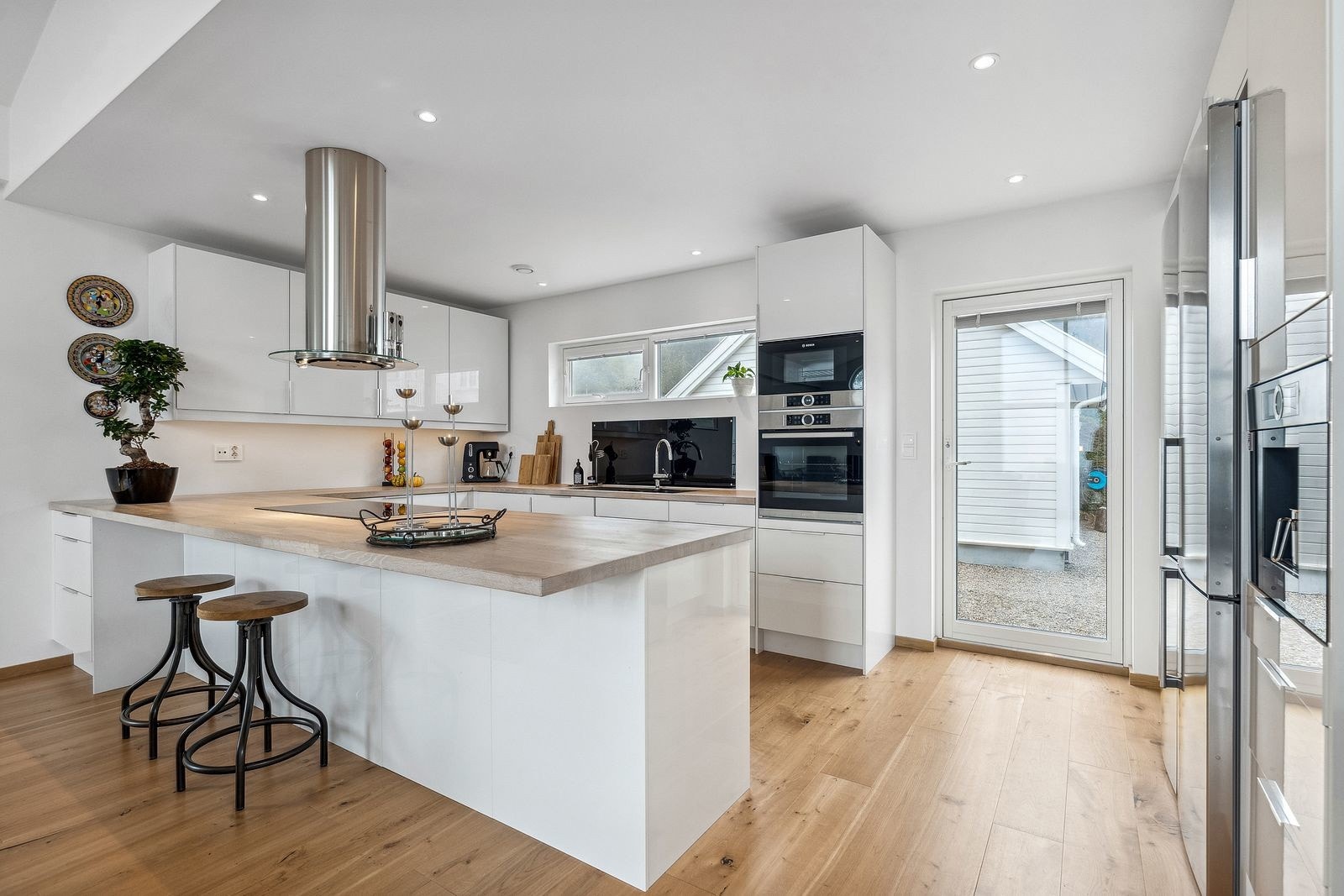 Fra kjøkkenet er det også direkte adkomst til uteområdet, noe som gir en praktisk og sømløs forbindelse mellom inne- og utemiljø. Galleribilde