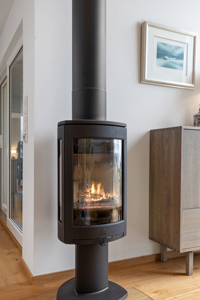 Stilren peisovn som både varmer godt og gir en lun og hyggelig atmosfære på kjølige dager. Galleribilde