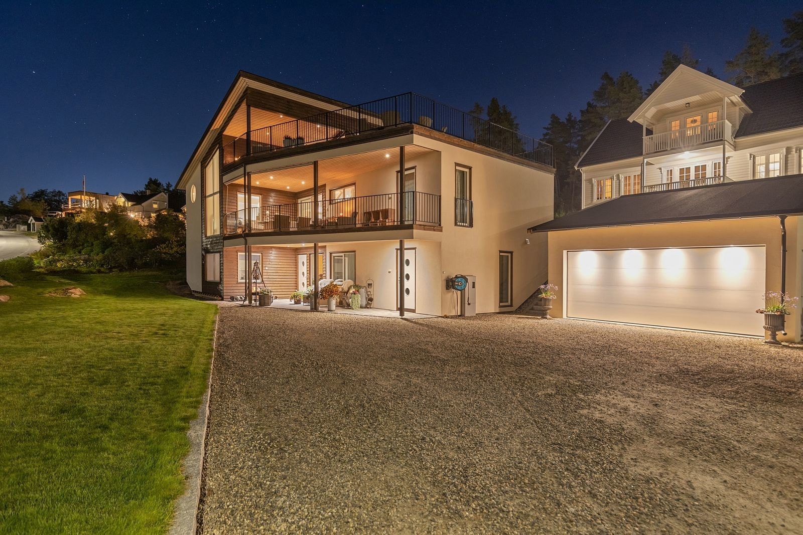 Kort vei til kollektiv transport, matbutikker og turområder langs sjøen og i marka. Galleribilde