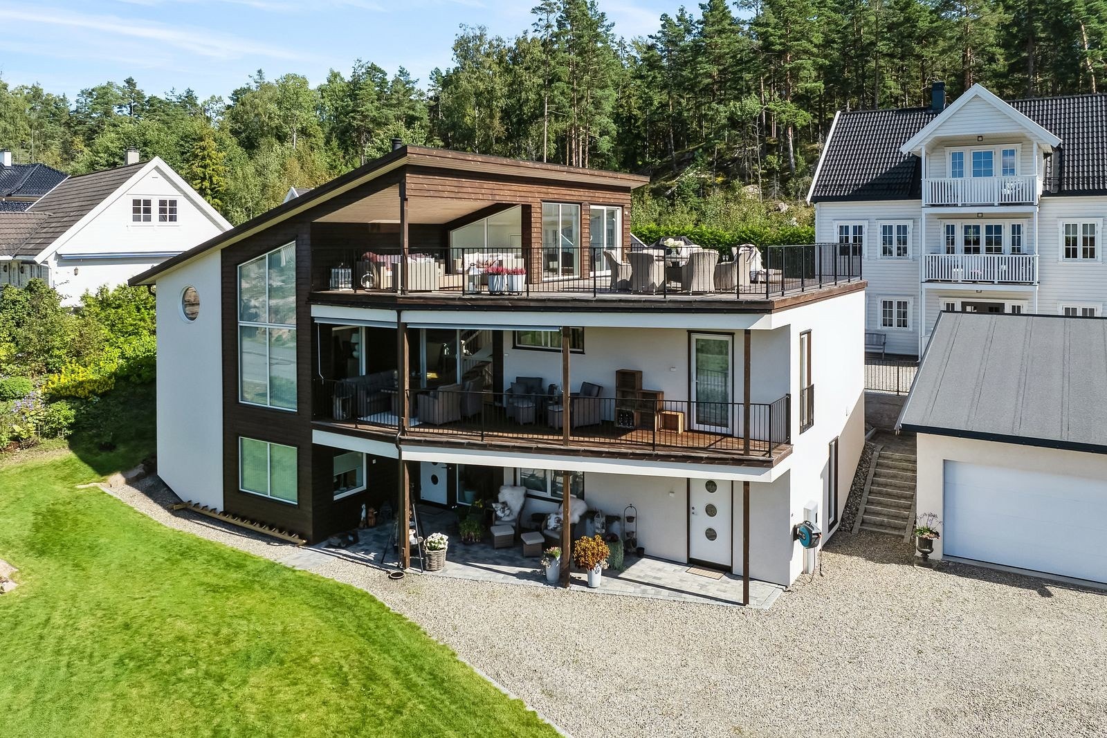 Boligen har et moderne og stilrent arkitektonisk uttrykk. Galleribilde