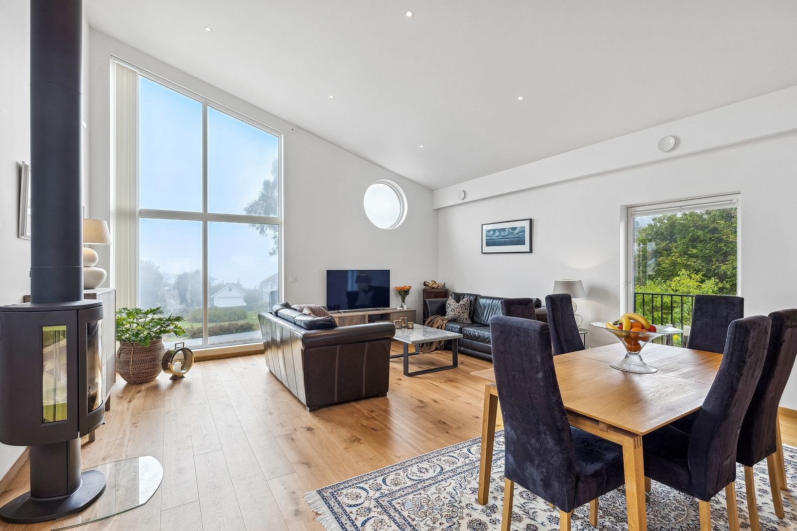 Fantastisk romfølelse med god god takhøyde, store vindusflater og fri utsikt som slipper lyset inn og forsterker boligens luftige preg. Galleribilde