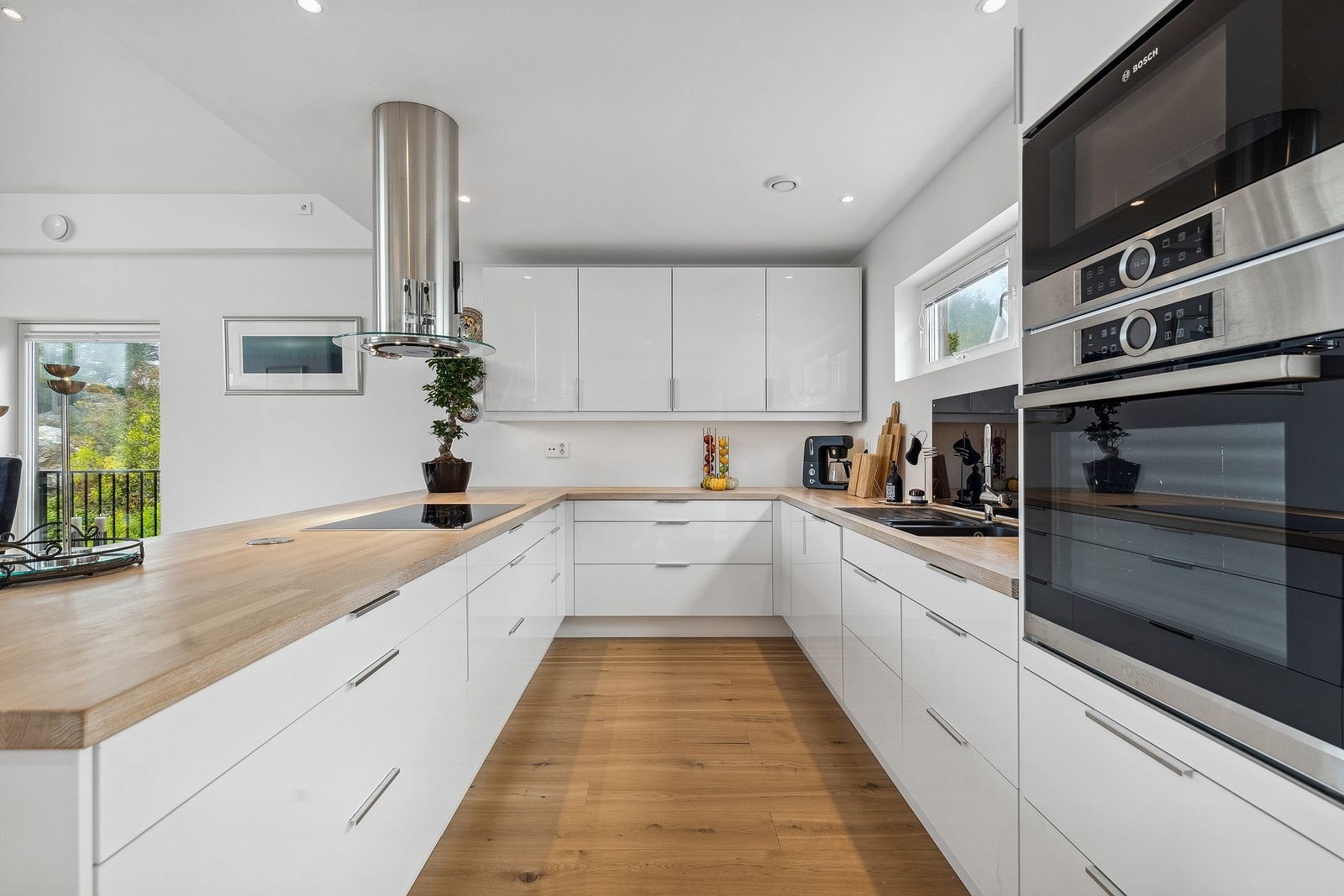 God skap- og benkeplass gir effektiv utnyttelse av arealet, med alt av nødvendige funksjoner lett tilgjengelig for daglig bruk. Galleribilde