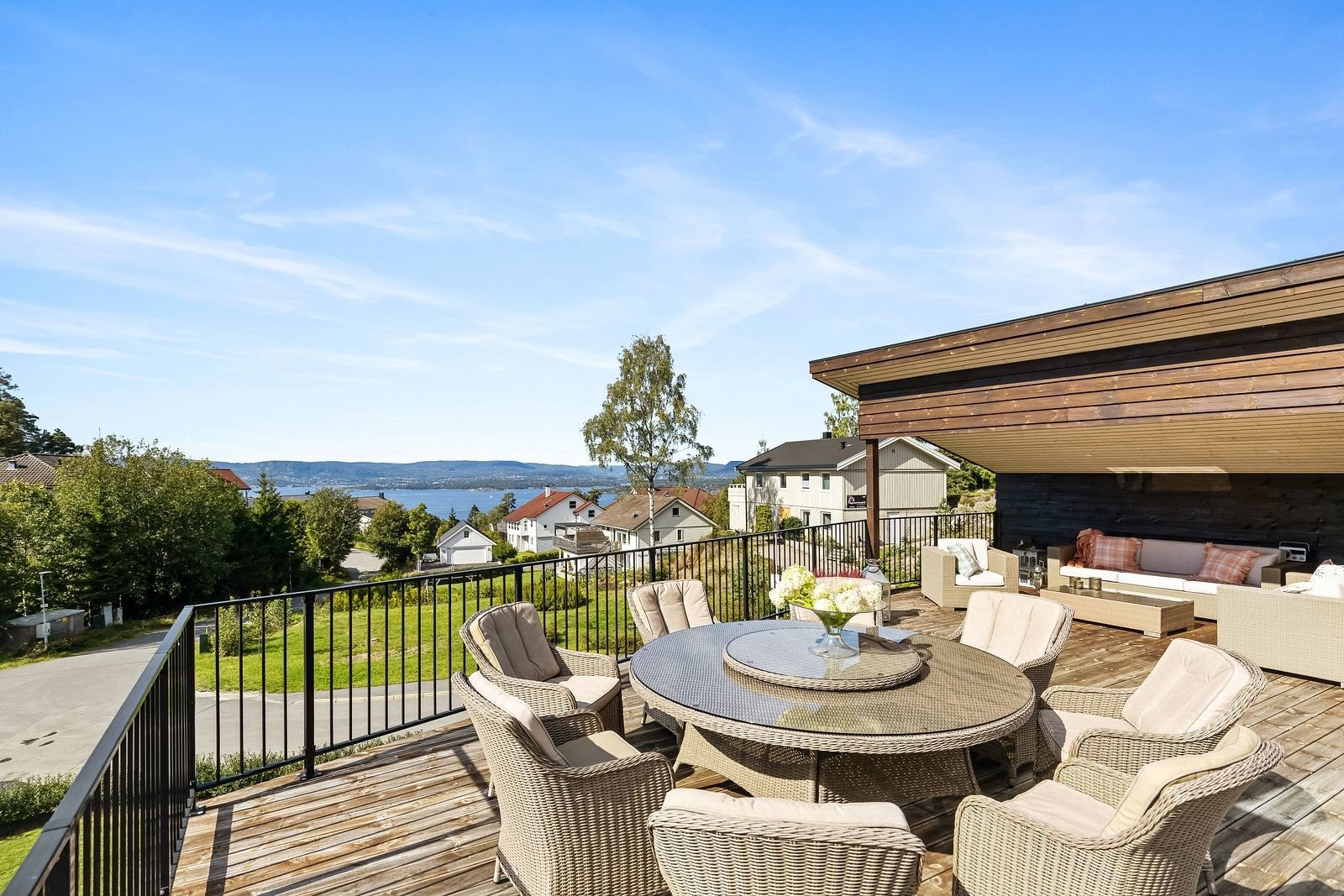 Den store terrassen gir gode møbleringsmuligheter. Galleribilde