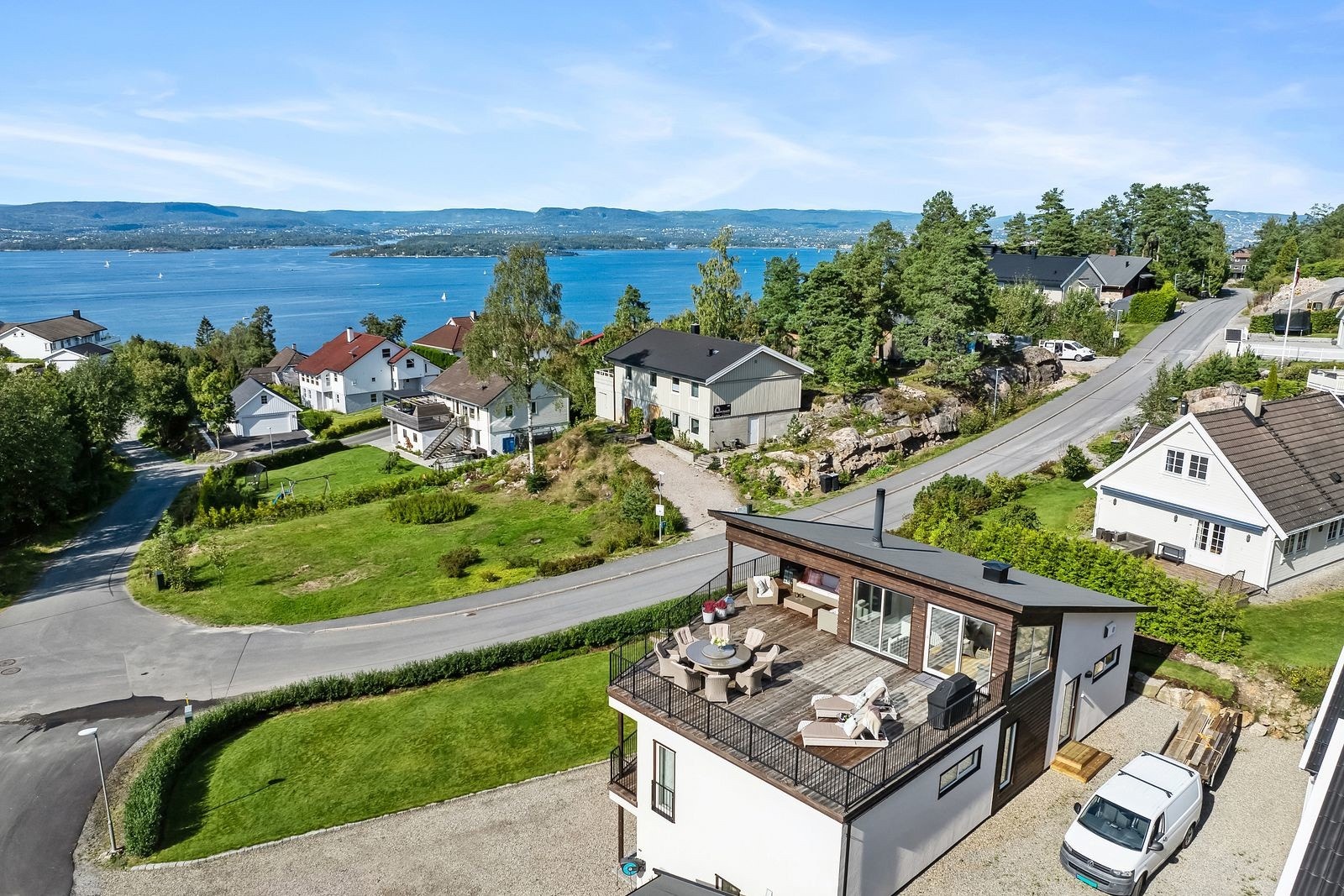 Barnevennlig område på Nesoddens vestside, med fin gangavstand til barneskole på Bjørnemyr (18 min) og ungdomsskole på Alværn (7 min). Galleribilde