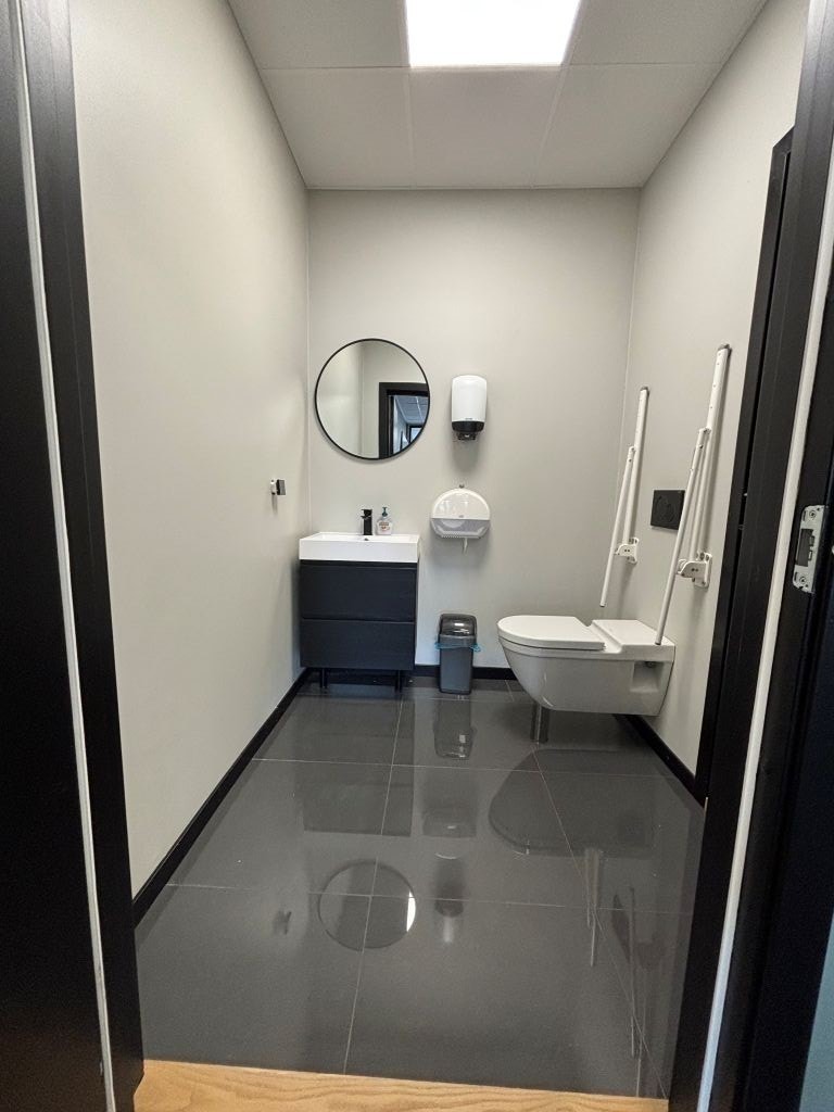 Separat wc med adgang til bøttekott Galleribilde