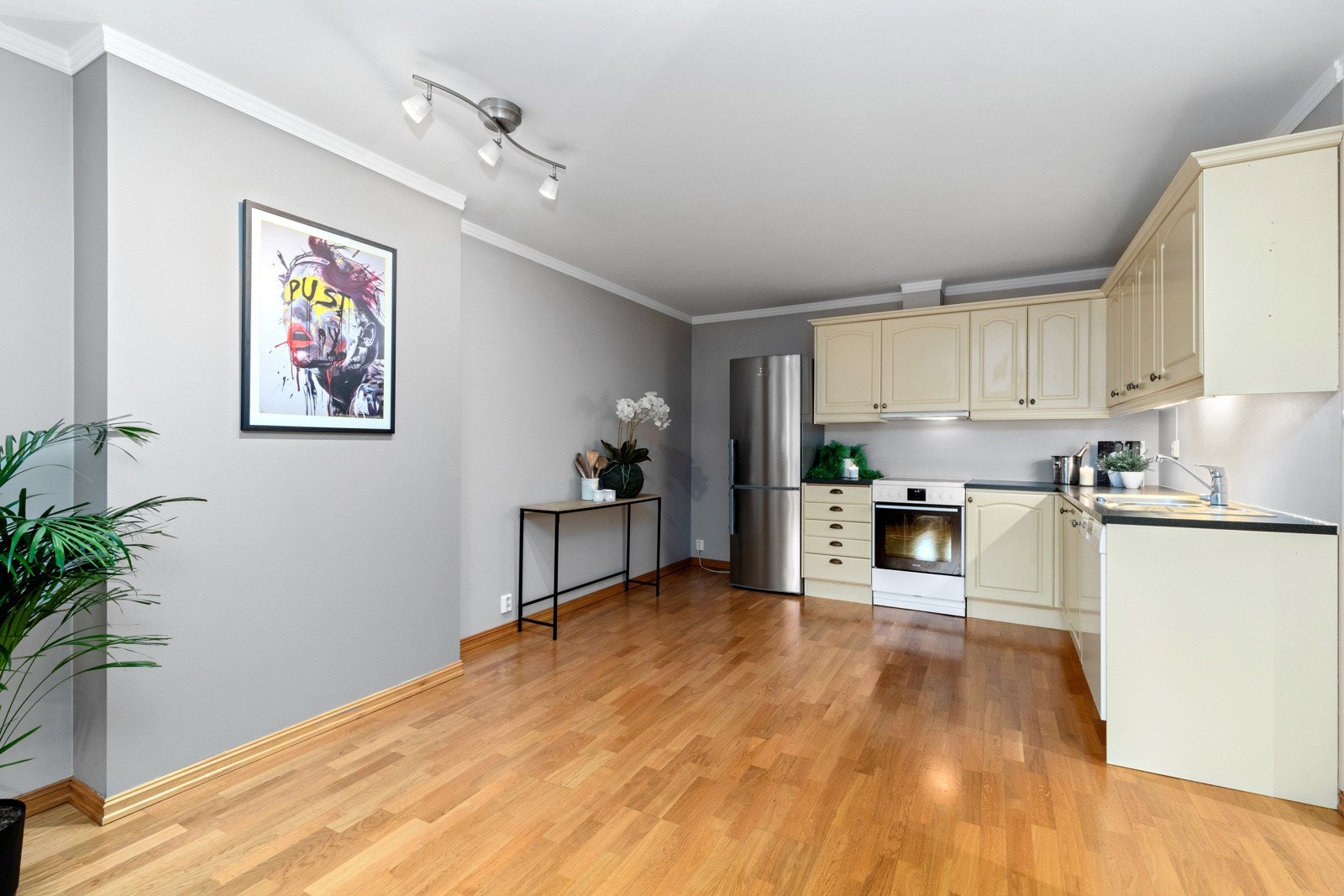 Det er plass til spisebord/langbord mellom kjøkken og stue Galleribilde