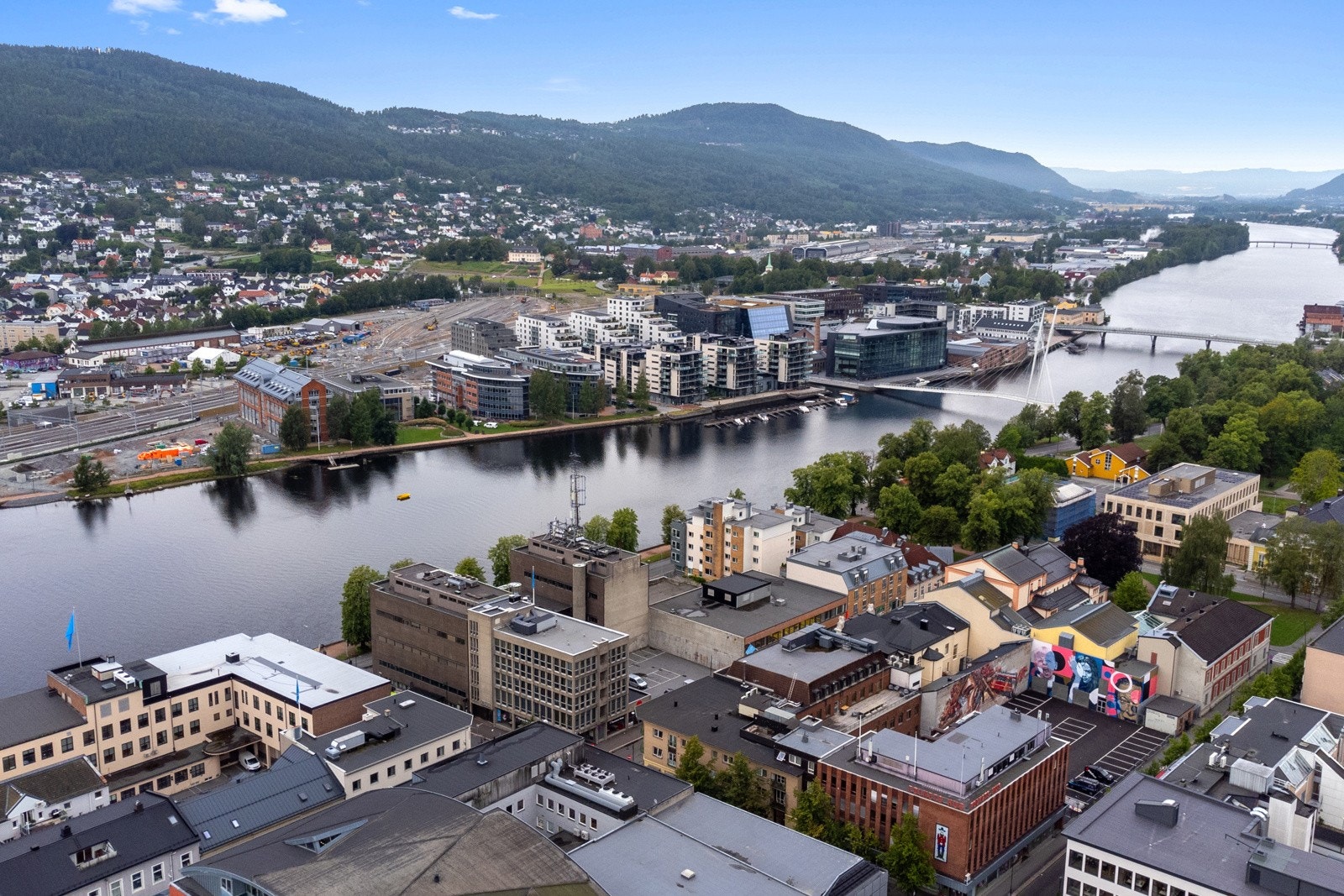 Langs elven går det flotte turstier i begge retninger. Galleribilde