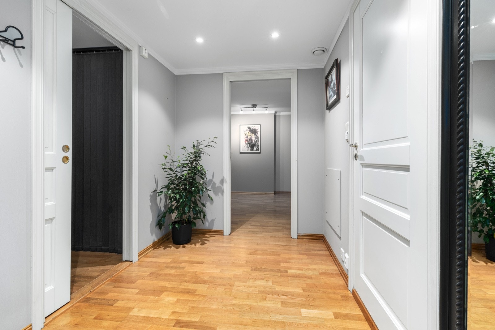 Entréen har tilstøtende garderoberom med skyvedør. Badet ligger inn til høyre Galleribilde