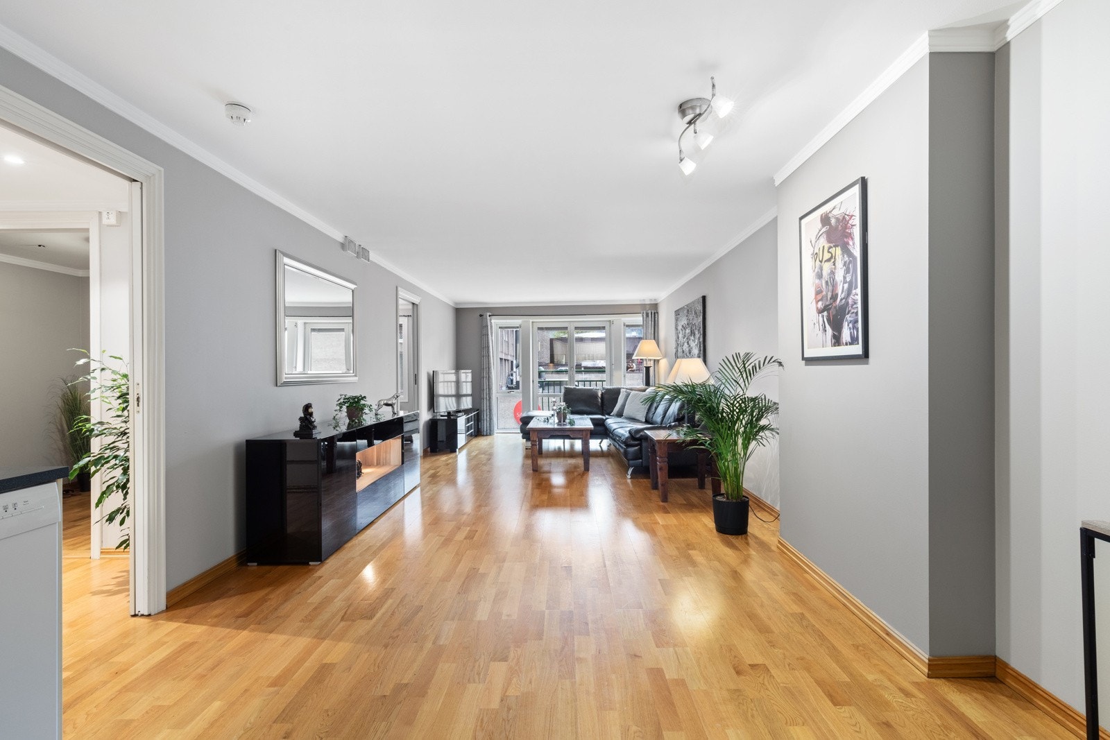 Det er åpen løsning mellom stue og kjøkken Galleribilde