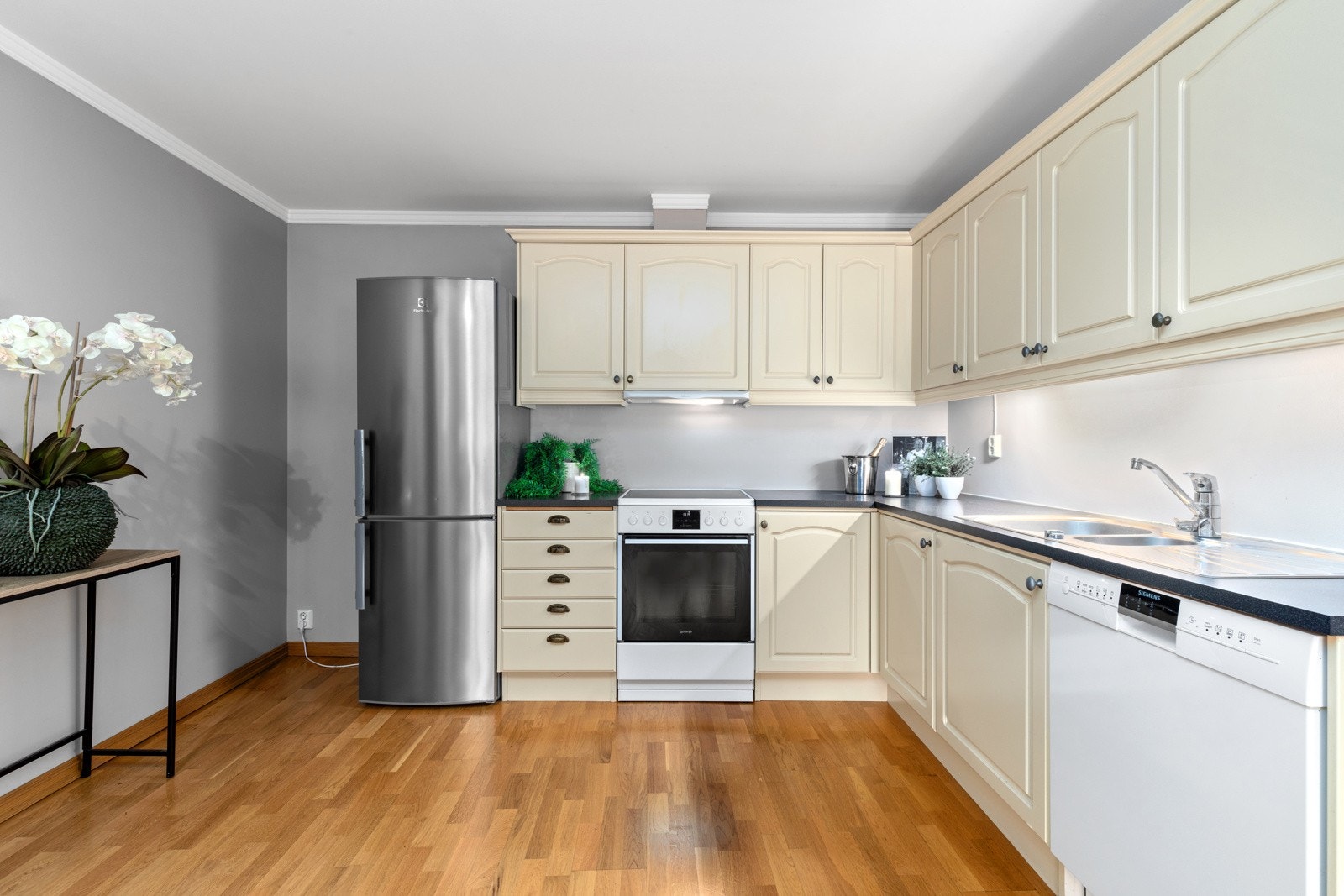 Funksjonell planløsning med store, åpne rom Galleribilde