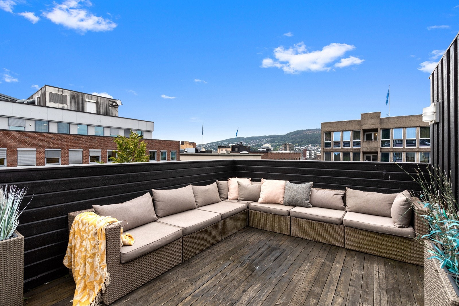 Takterrassen er felles og har bod for oppbevaring av puter etc. Galleribilde