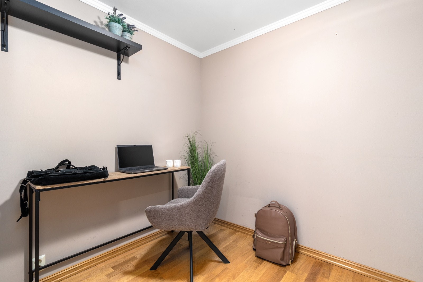 Garderoberommet er så stort at det er plass til en kontorpult Galleribilde