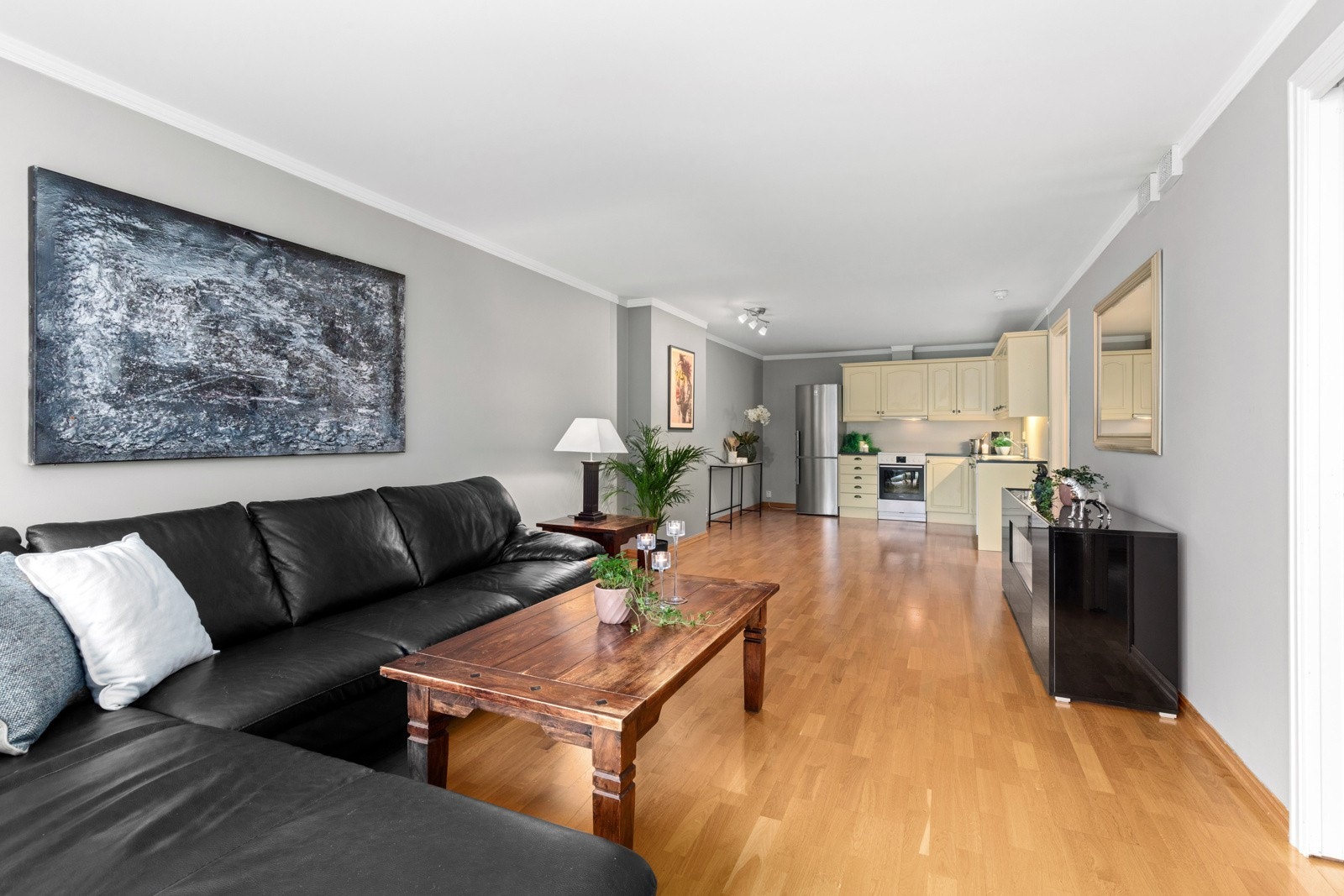 Her ser vi fra stuen inn mot kjøkkenet Galleribilde