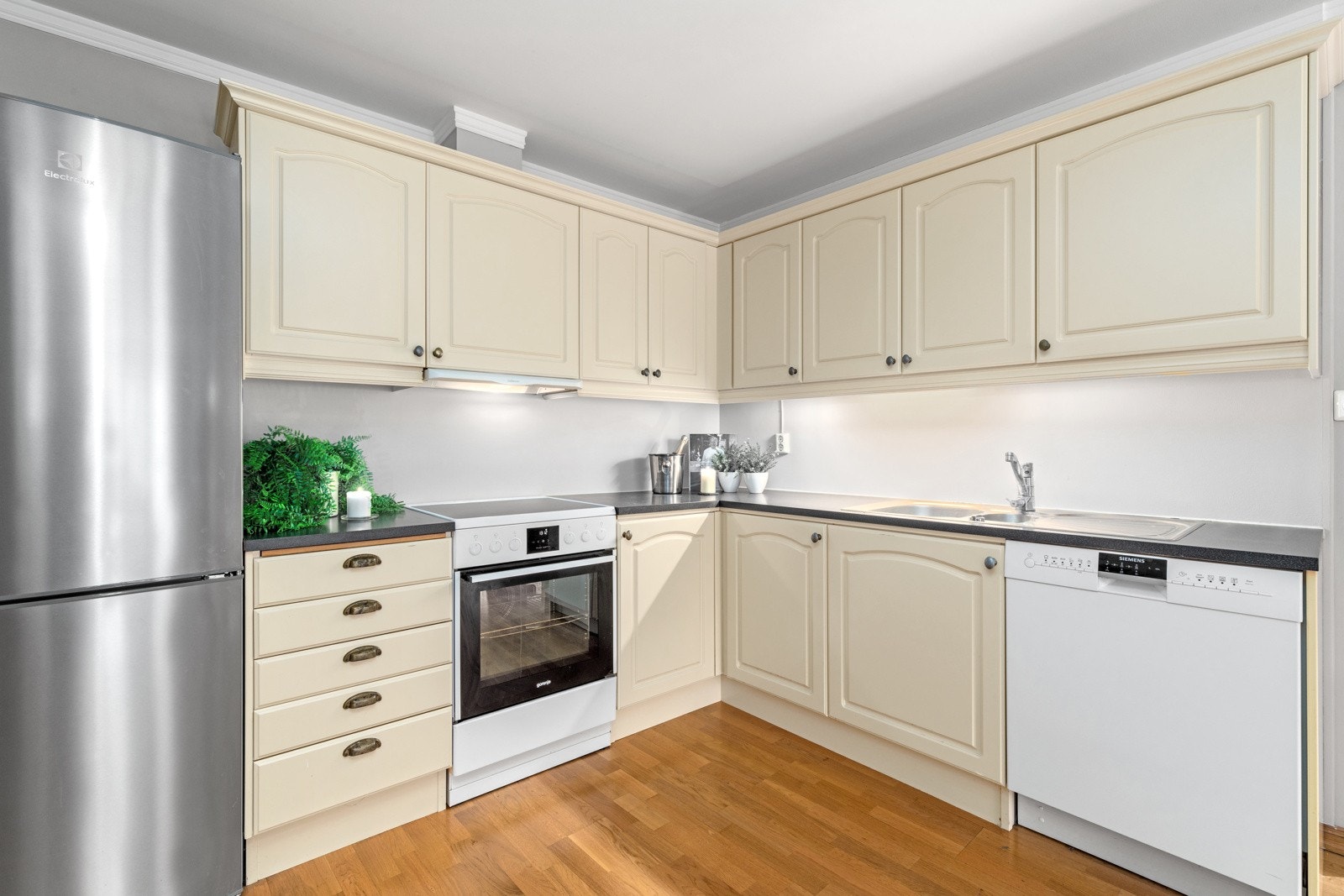 Lyse fronter og godt med både benke- og skapplass på kjøkken Galleribilde