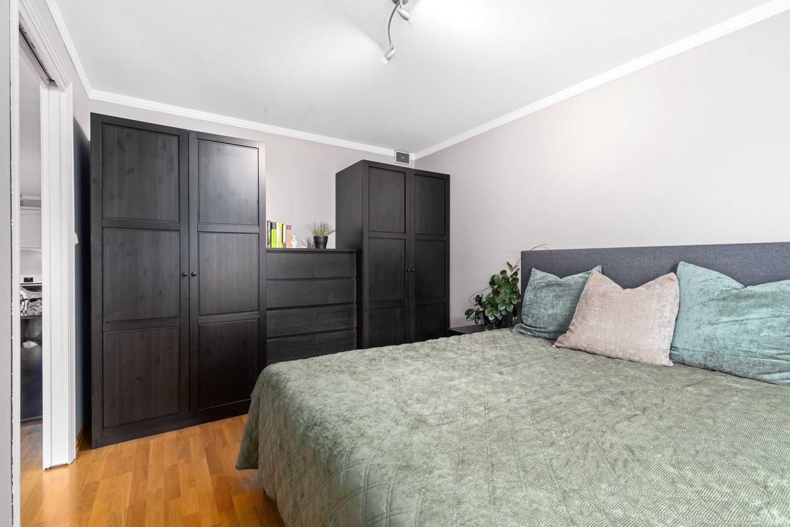 Det er garderobe langs en hel vegg Galleribilde