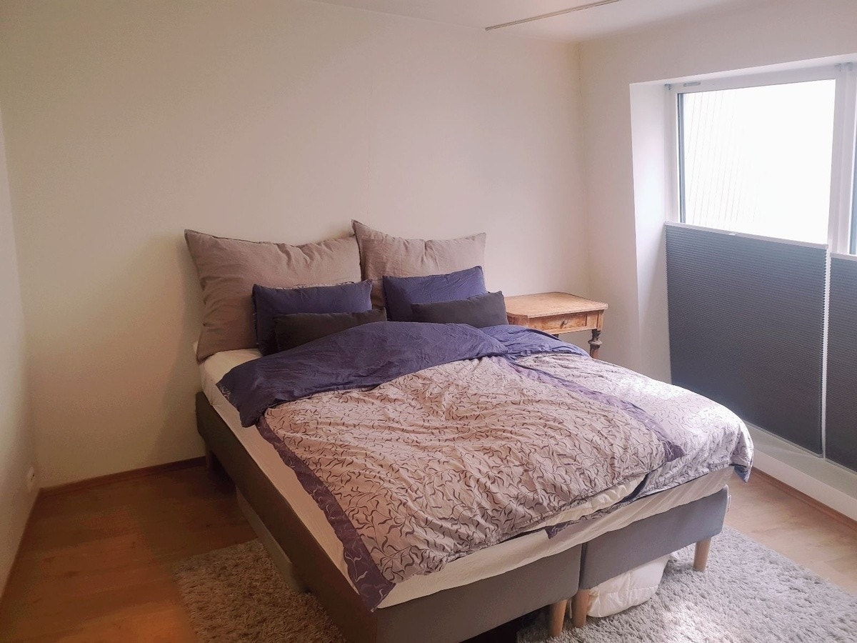 Hovedsoverom vender inn mot stille gårdsrom Galleribilde