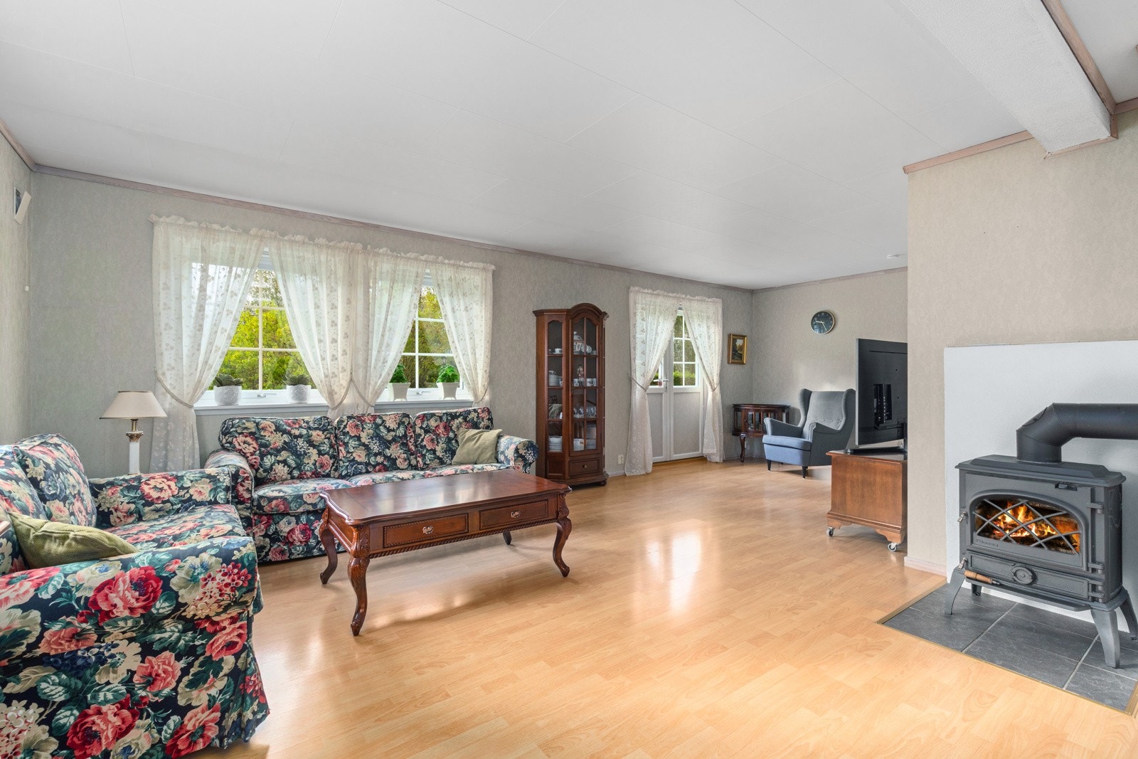 Boligens svært romslige stue er har praktiske soner. Galleribilde