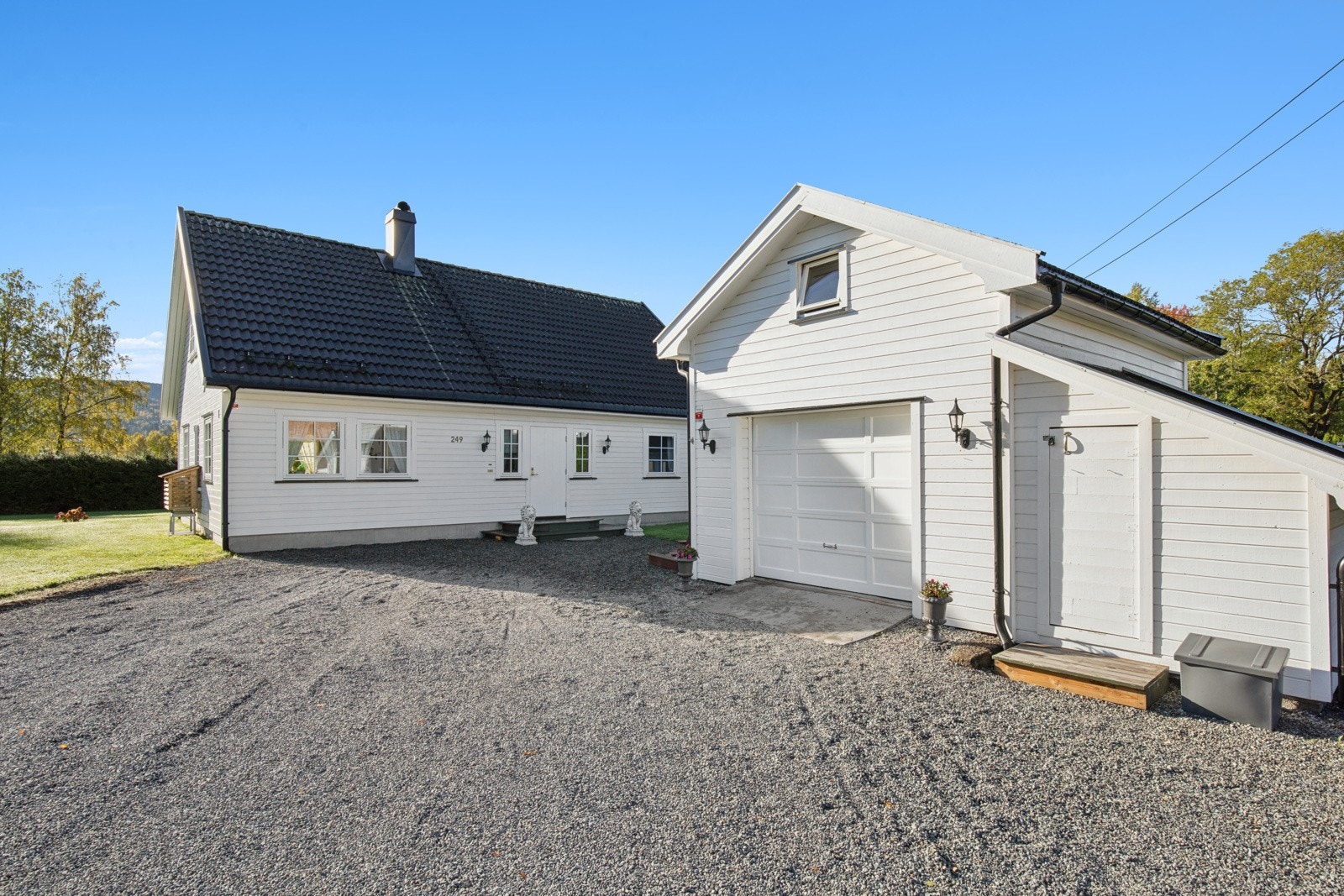 Garasjen, sammen med den store gårdsplassen tilbyr god plass til flere biler eller annet. Galleribilde