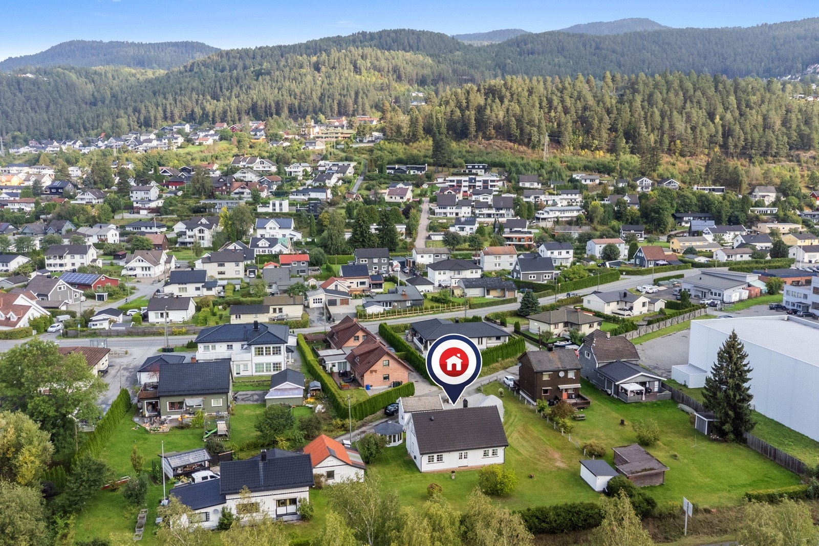 Boligen ligger i et etablert og attraktivt boligområde i Krokstadelva. Galleribilde