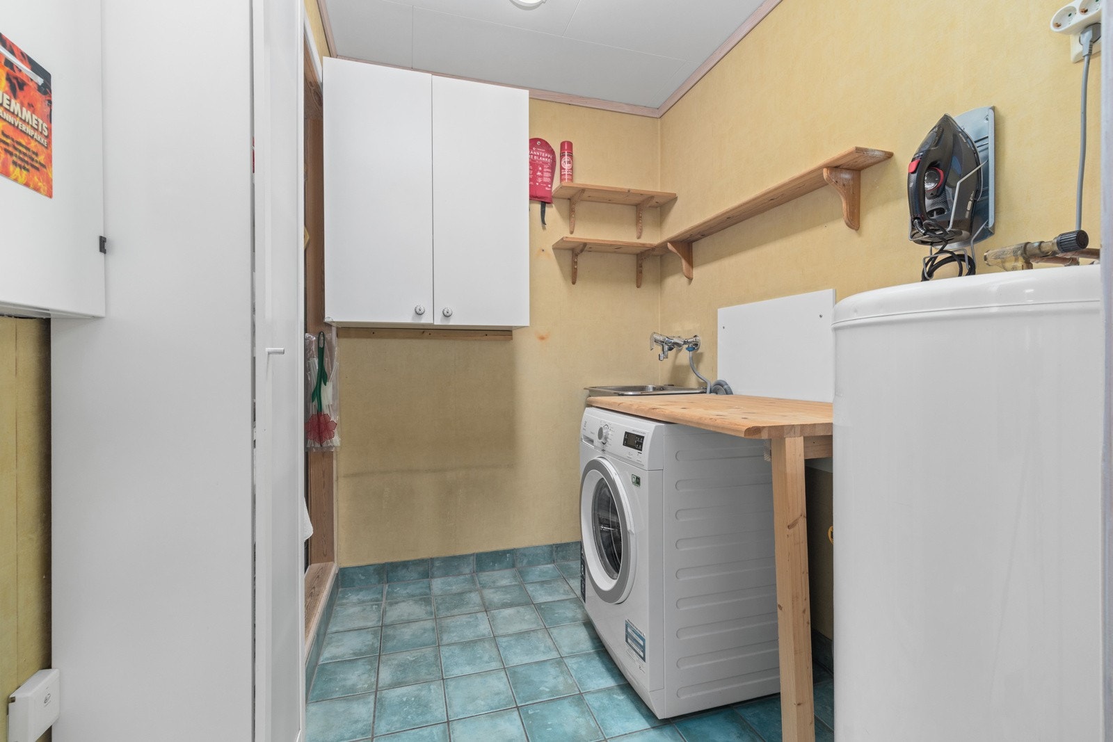 Bod/ teknisk rom under trapp, her er det praktisk opplagt til vaskemaskin. Galleribilde