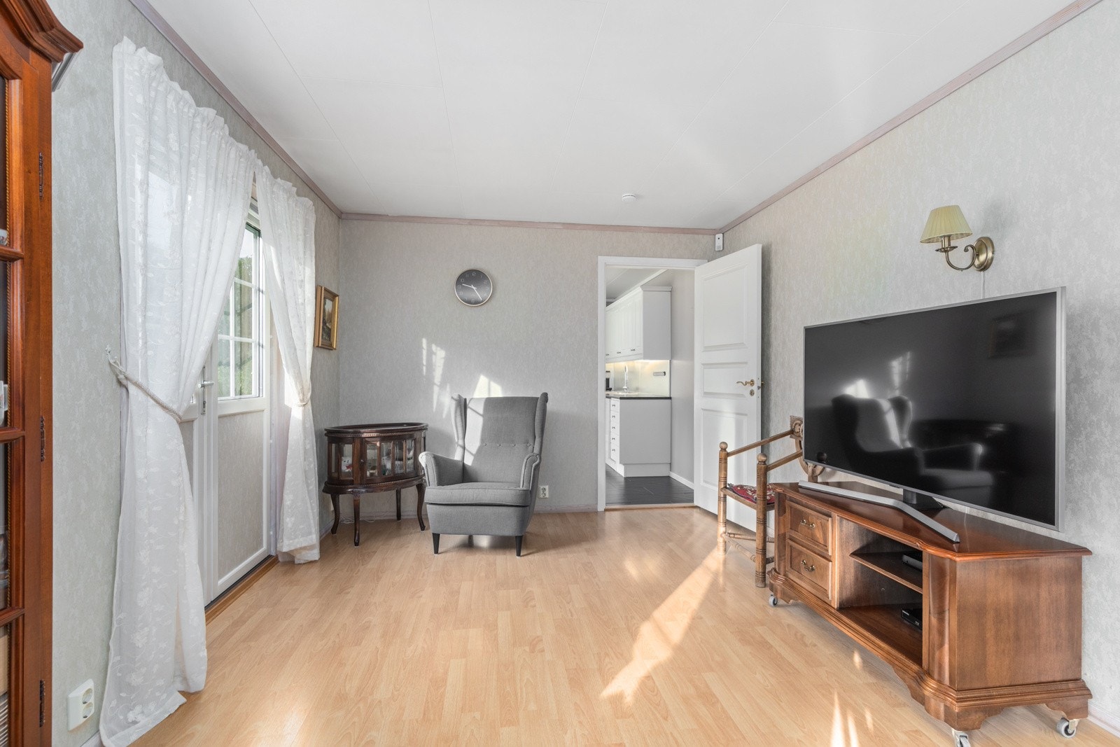 Stuen strekker seg fra gangen, hele veien til kjøkkenet. Galleribilde